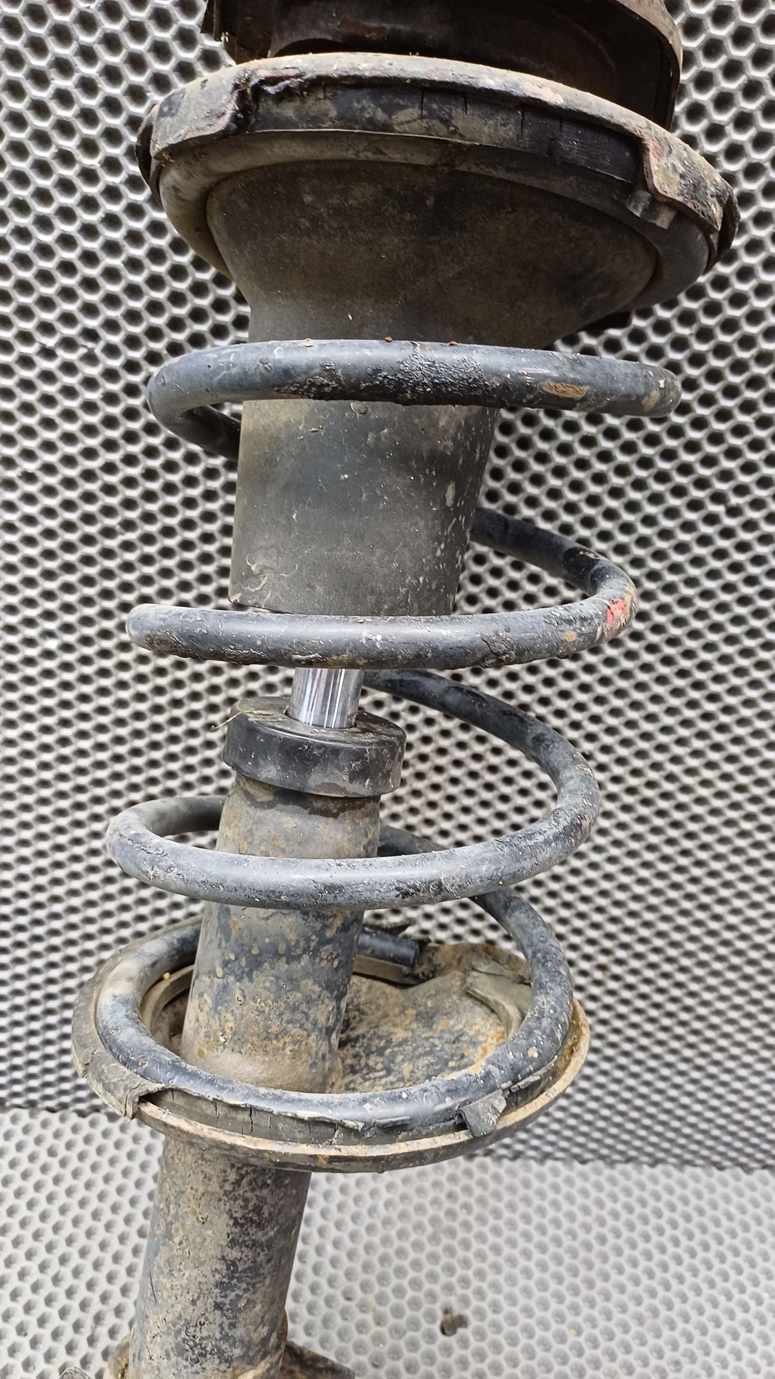 Б/У Стойка амортизатора передняя левая Toyota CARINA E 6 дорест. 1992—1996 1994 Зеленый, 2990 рублей, Краснодар