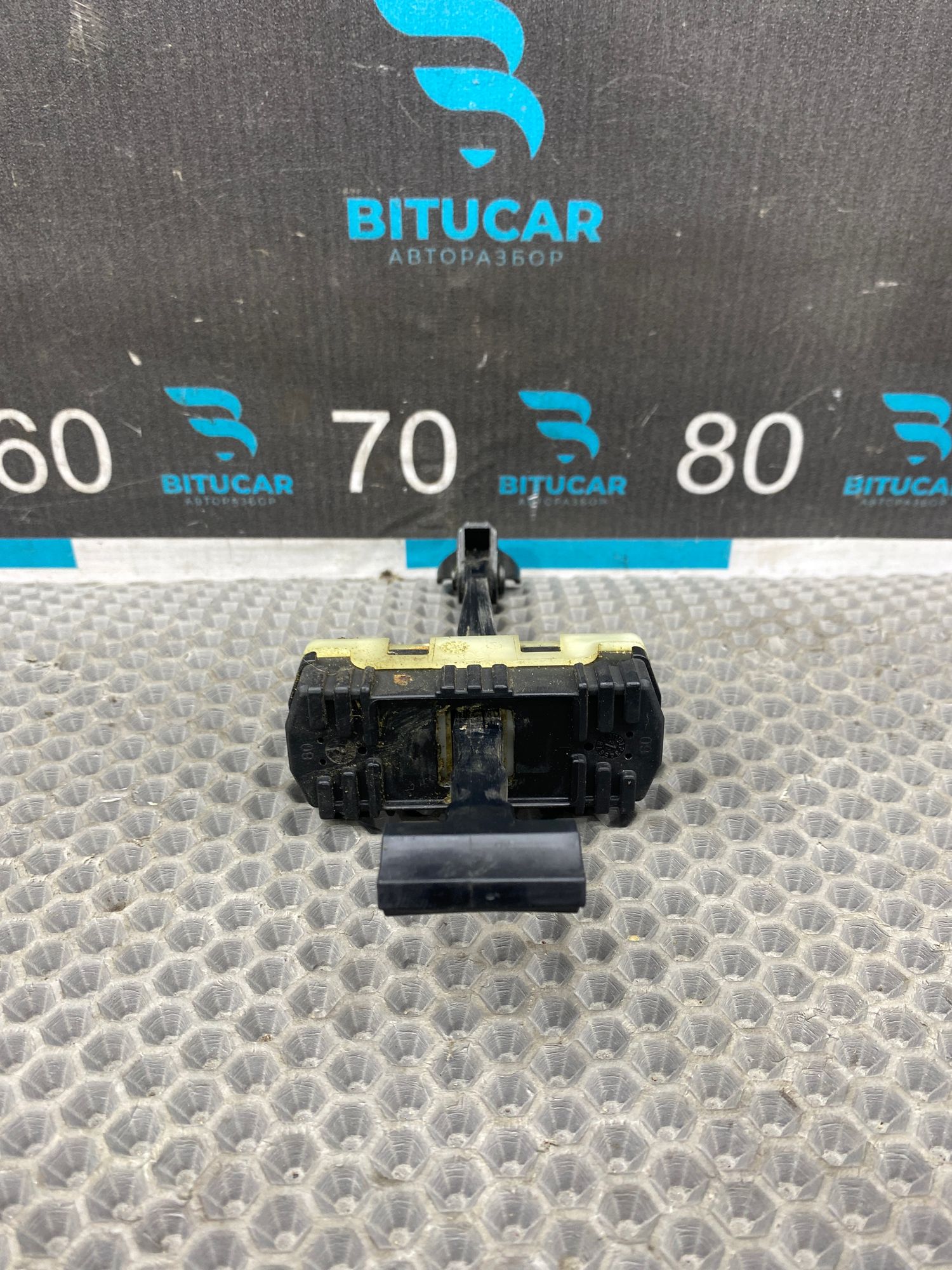 https://ycs.partsauto.market/partsauto-images/thmbs/userImages/c8f07ba63eb5b2f0f6006ea854bf8f7d/part/b5226bb5-efca-4d3c-8532-7fea3a5d07cb_1769097526375.jpg