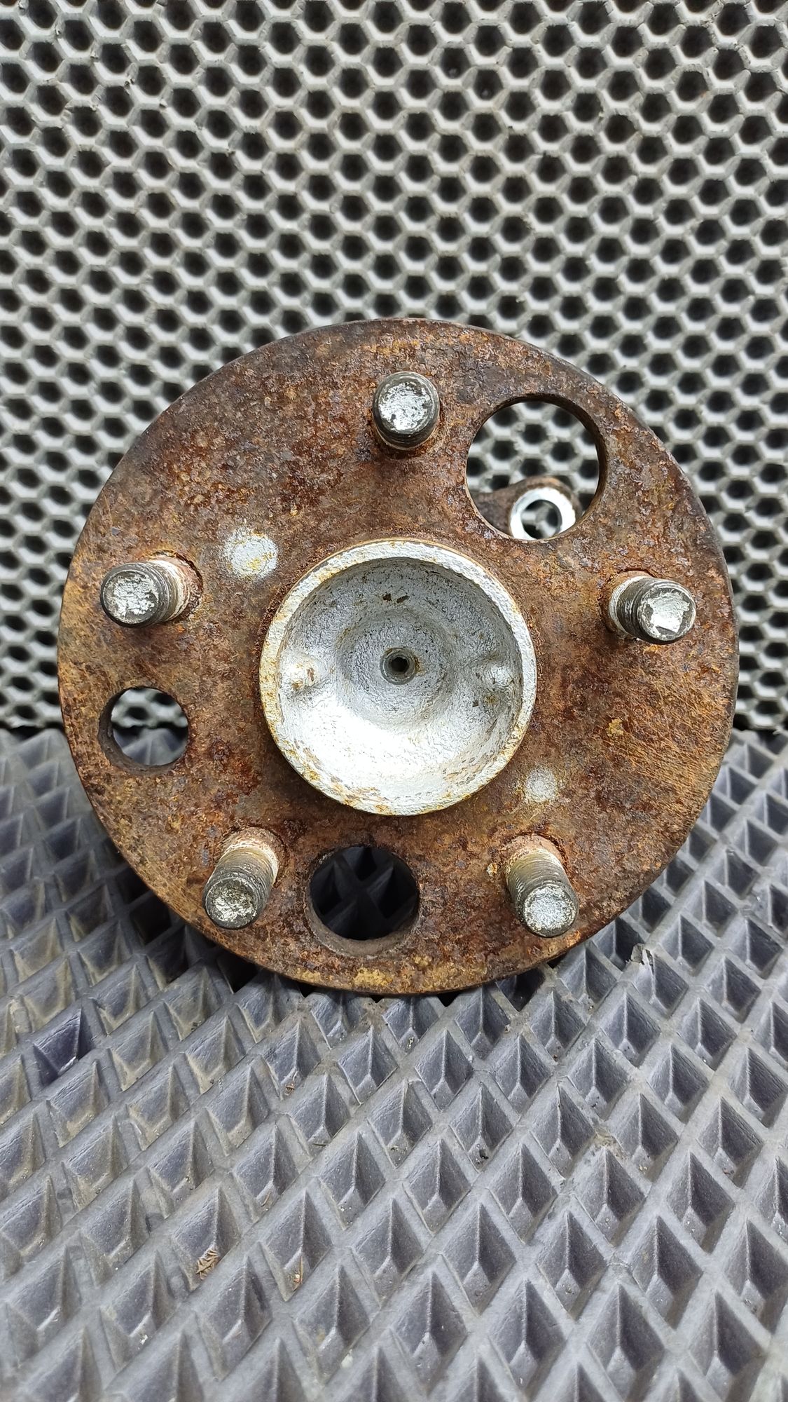 Б/У Ступица задняя левая Toyota CARINA E 6 дорест. 1992—1996 1994 Зеленый, 990 рублей, Краснодар