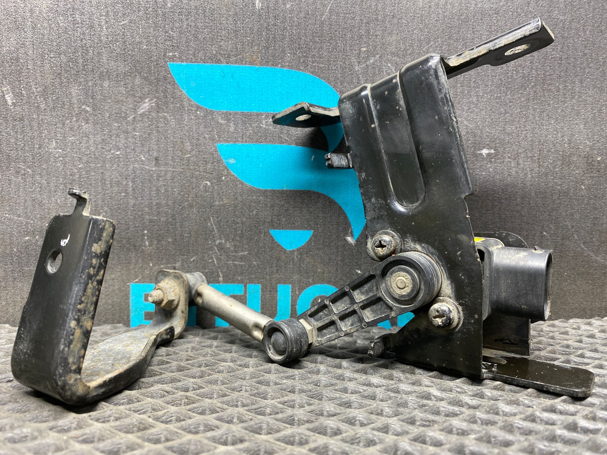 https://ycs.partsauto.market/partsauto-images/thmbs/userImages/c8f07ba63eb5b2f0f6006ea854bf8f7d/part/b74183fe-a8b0-43b8-977c-f2e7b6ba4d8a_1777636554673.jpg