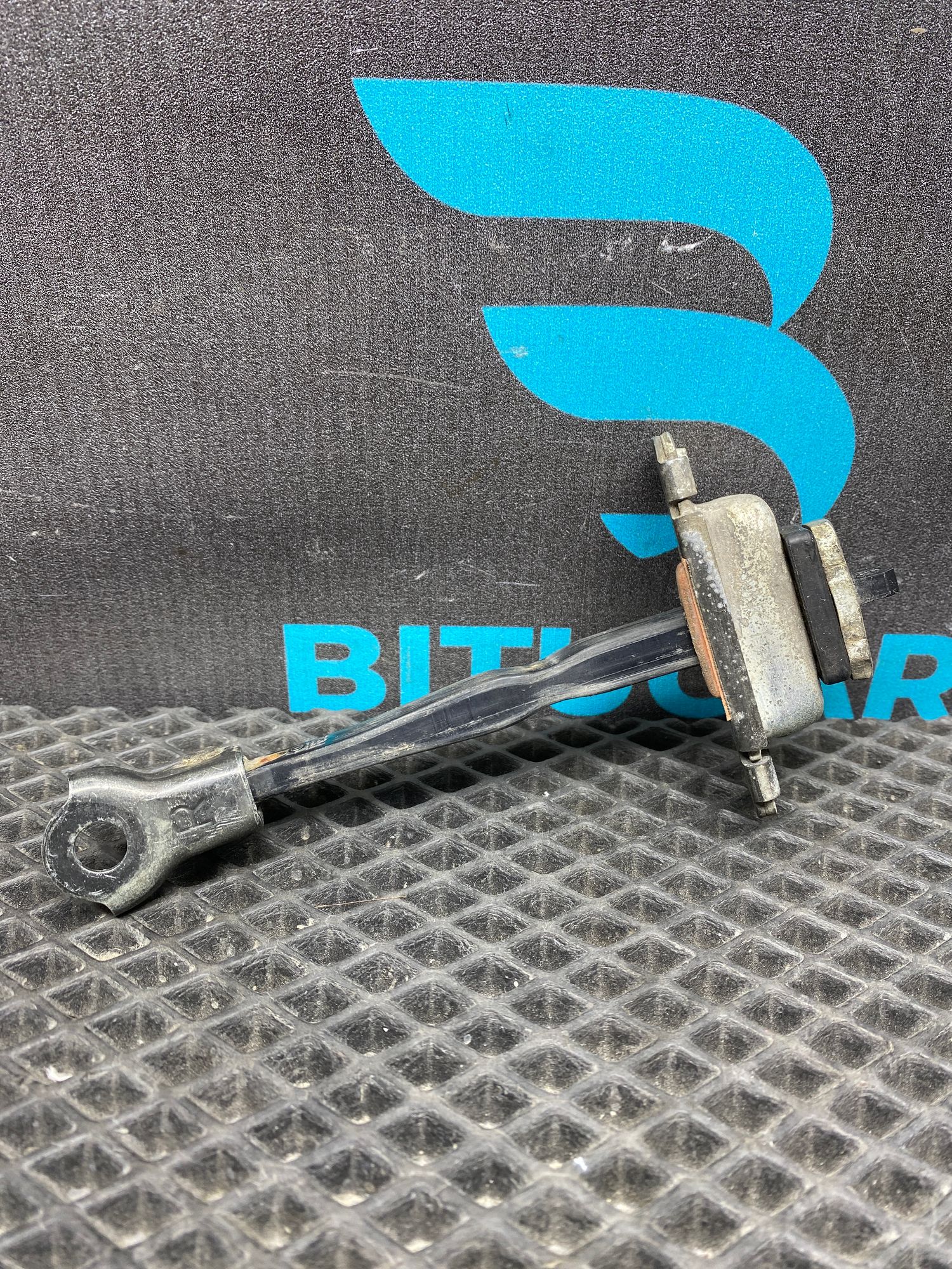 https://ycs.partsauto.market/partsauto-images/thmbs/userImages/c8f07ba63eb5b2f0f6006ea854bf8f7d/part/bbc9600a-e2c0-4665-a827-a326a2e74f8f_1776854407896.jpg