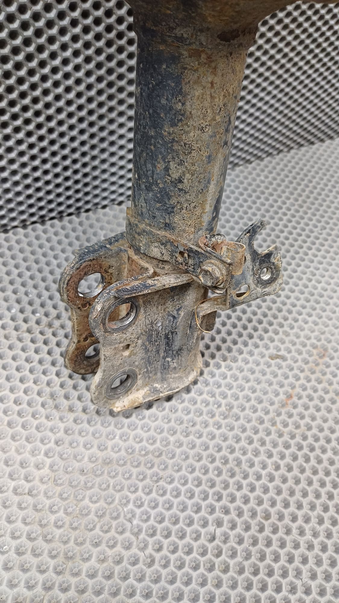 Б/У Стойка амортизатора передняя правая Toyota CARINA E 6 дорест. 1992—1996 1994 Зеленый, 2990 рублей, Краснодар