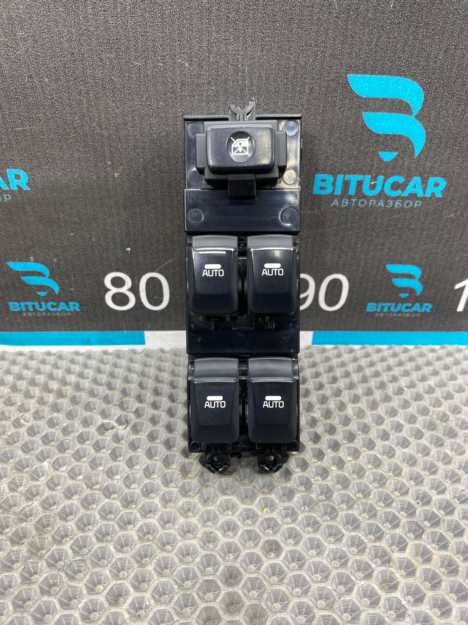 https://ycs.partsauto.market/partsauto-images/thmbs/userImages/c8f07ba63eb5b2f0f6006ea854bf8f7d/part/bf33e469-7c74-469b-8fbd-f8e4042fb0fa_1766318661413.jpg