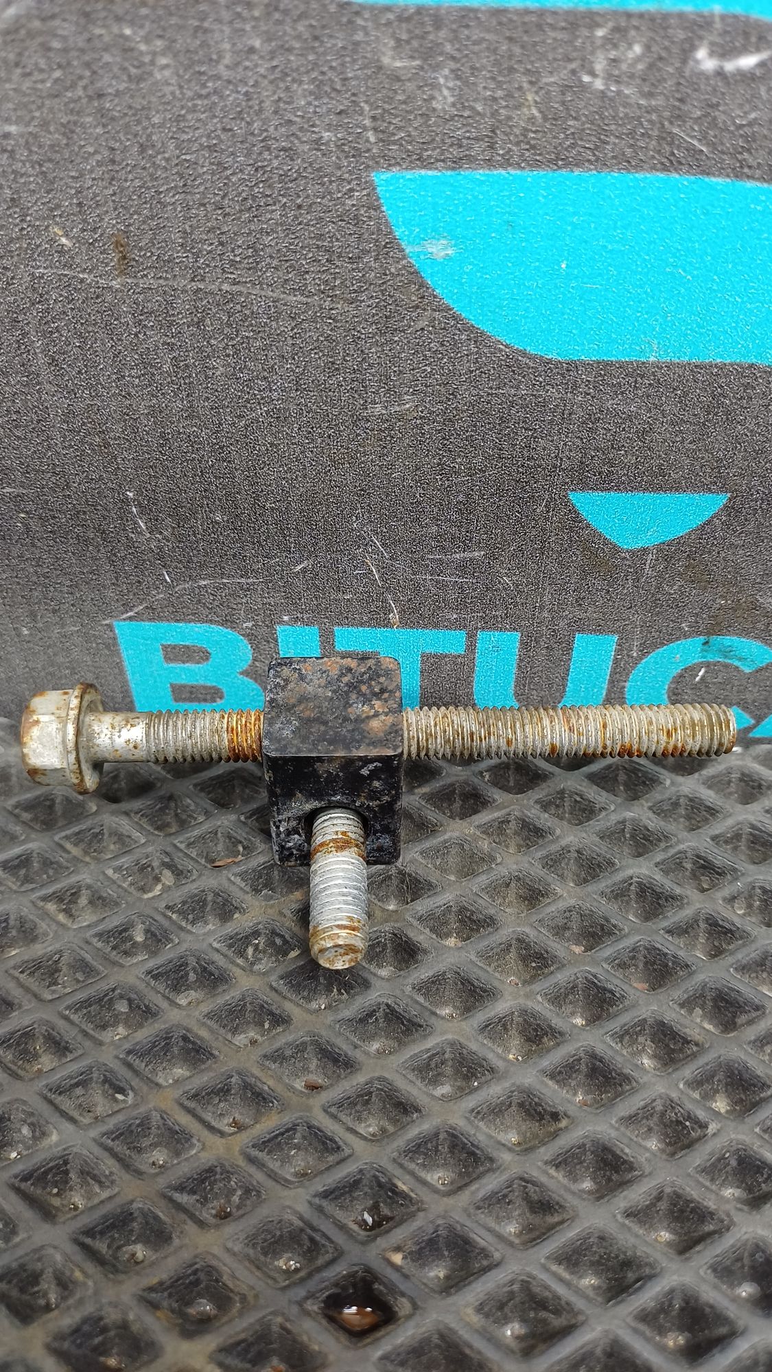 https://ycs.partsauto.market/partsauto-images/thmbs/userImages/c8f07ba63eb5b2f0f6006ea854bf8f7d/part/c064bb99-aa6c-4e0a-9004-a8383a78612d_1777123517392.jpg