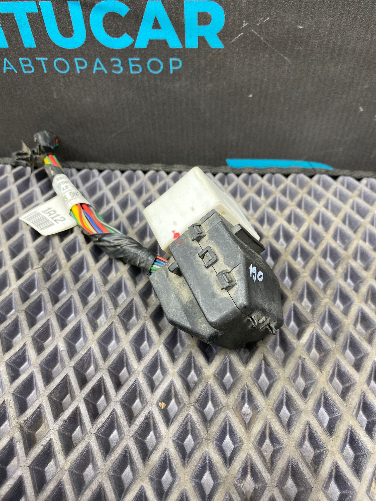 Б/У Фишка блока предохранителей моторного отсека Kia Ceed 2 JD (G4FG) 1.6L AT 2013 Хэтчбек, 499 рублей, Краснодар