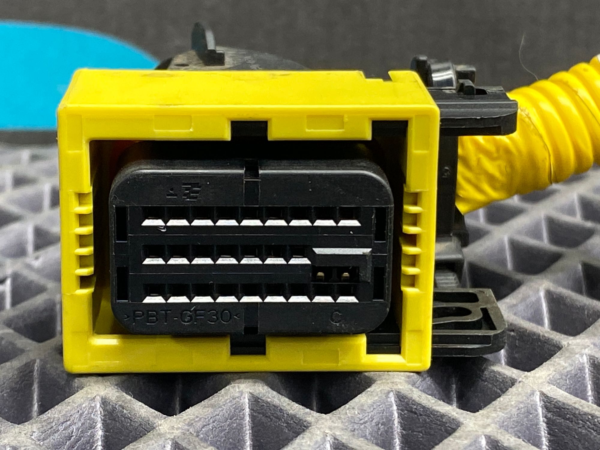 Б/У Фишка блока airbag центральной консоли Kia Ceed 2 JD (G4FG) 1.6L AT 2013 Хэтчбек, 990 рублей, Краснодар