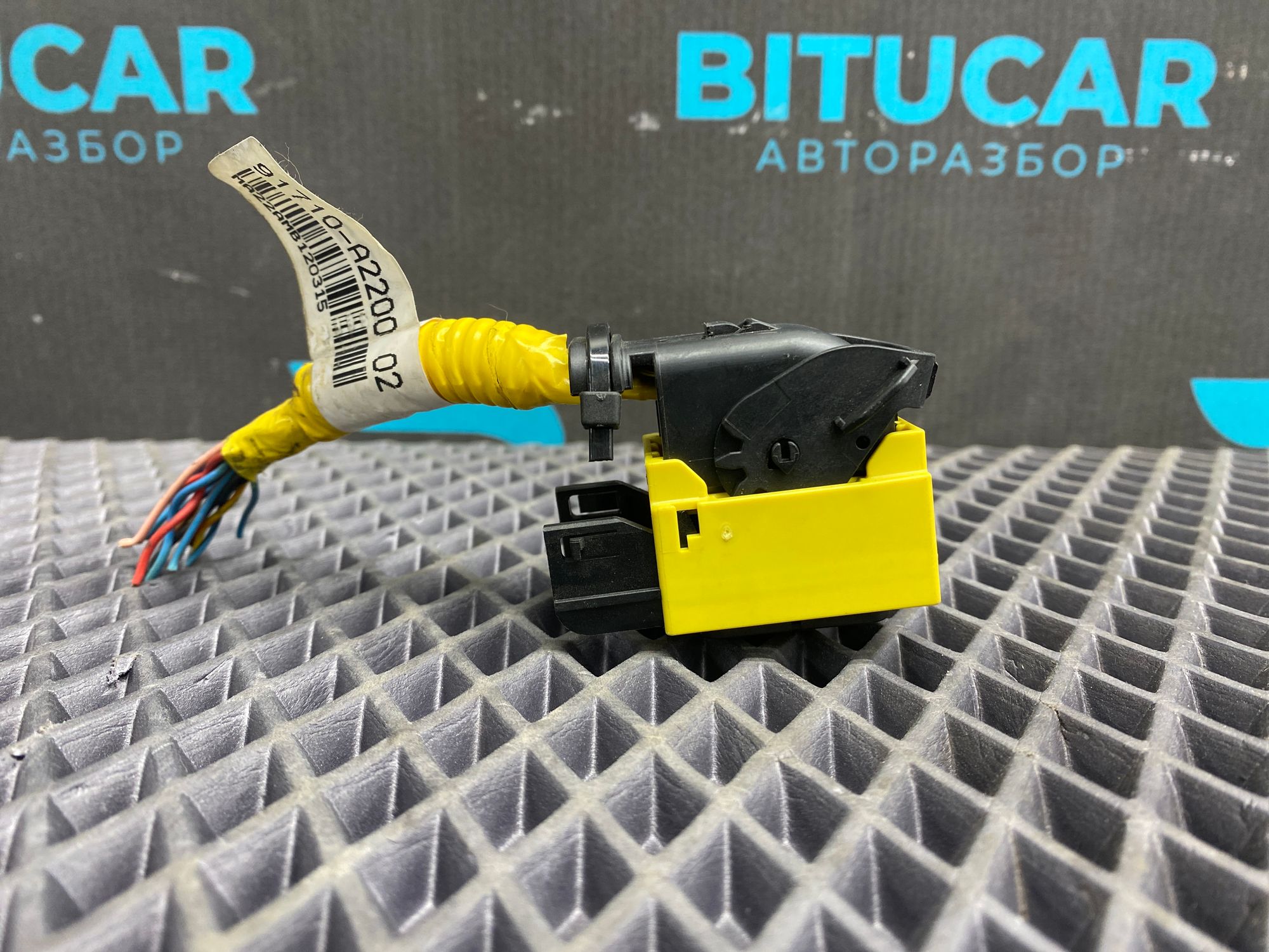 Б/У Фишка блока airbag центральной консоли Kia Ceed 2 JD (G4FG) 1.6L AT 2013 Хэтчбек, 990 рублей, Краснодар