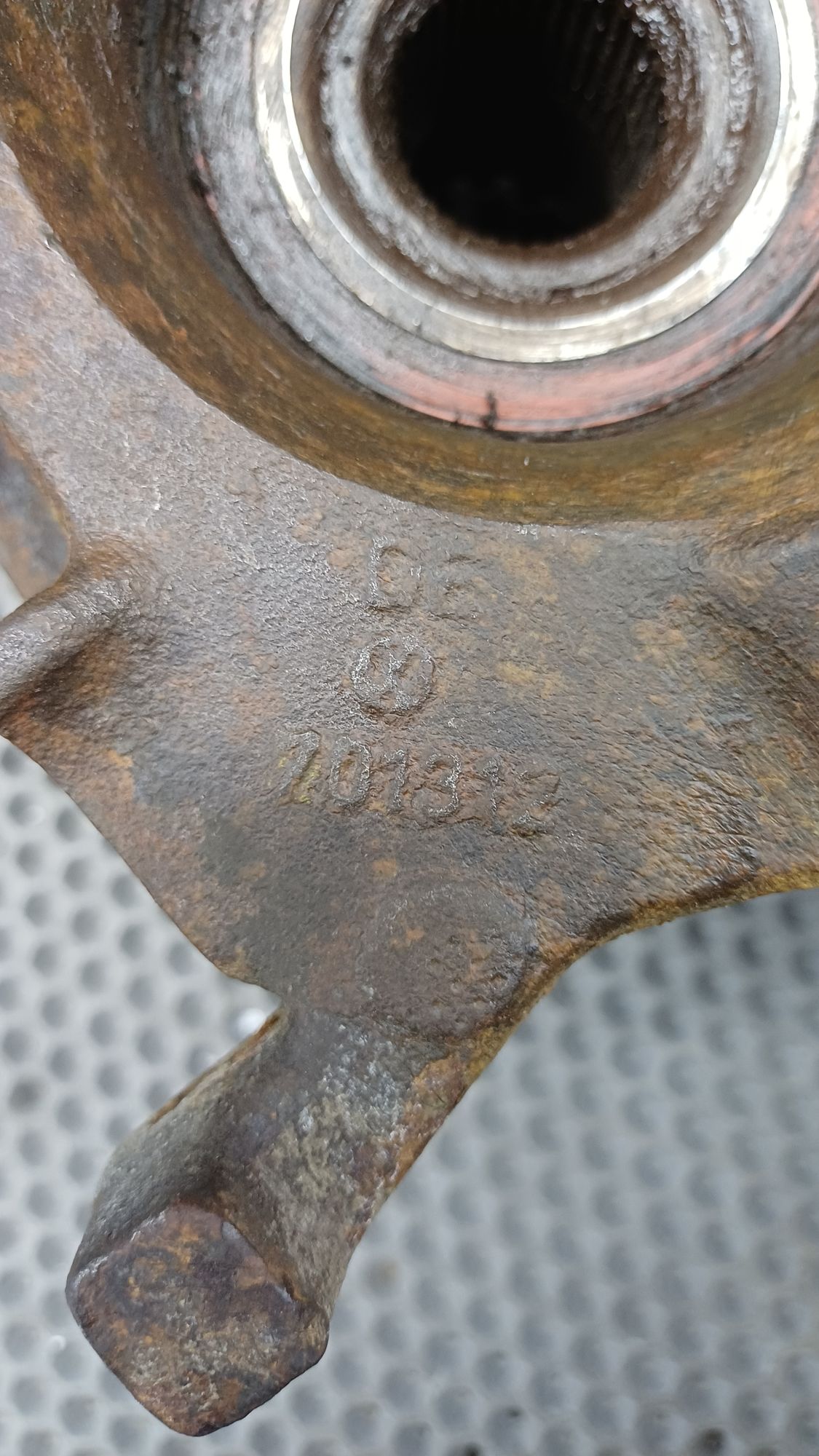 Б/У Ступица передняя правая с кулаком поворотным Volkswagen Transporter T4 4 дорест. 1990—2003 1993 синий, 2490 рублей, Краснодар