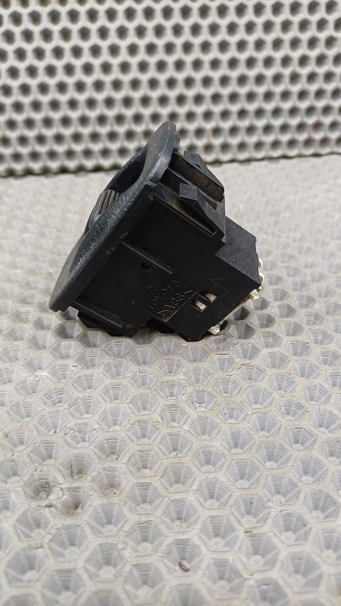 Б/У Кнопка стеклоподъемника задняя правая Toyota CARINA E 6 дорест. 1992—1996 1994 Зеленый, 590 рублей, Краснодар