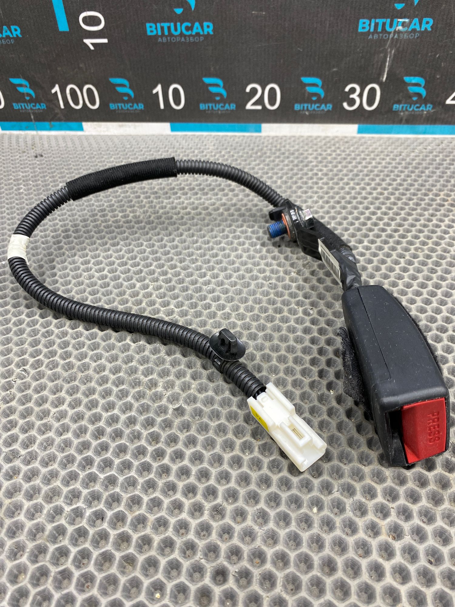 Б/У Замок ремня безопасности передний правый Kia Ceed 2 JD (G4FG) 1.6L MT 2015 Хэтчбек, 1490 рублей, Краснодар