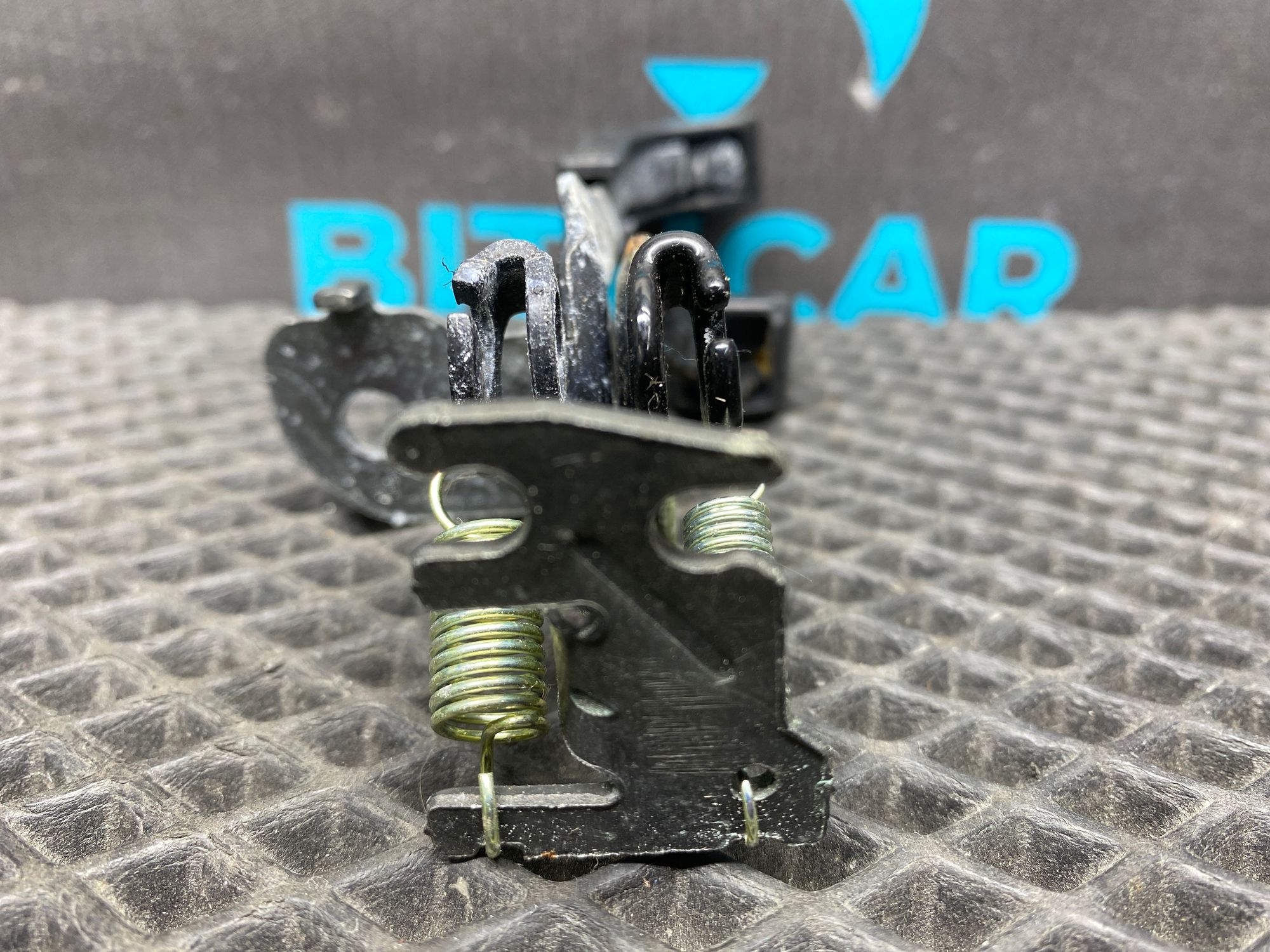 https://ycs.partsauto.market/partsauto-images/thmbs/userImages/c8f07ba63eb5b2f0f6006ea854bf8f7d/part/db024740-d979-4bed-be31-7279e3e66564_1776927124529.jpg