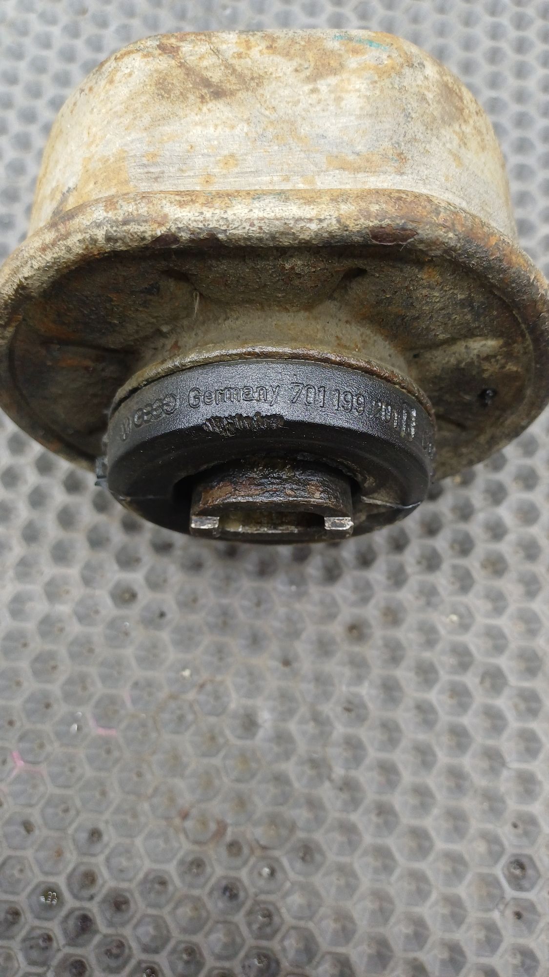 Б/У Подушка двигателя левая Volkswagen Transporter T4 4 дорест. 1990—2003 1993 синий, 1490 рублей, Краснодар