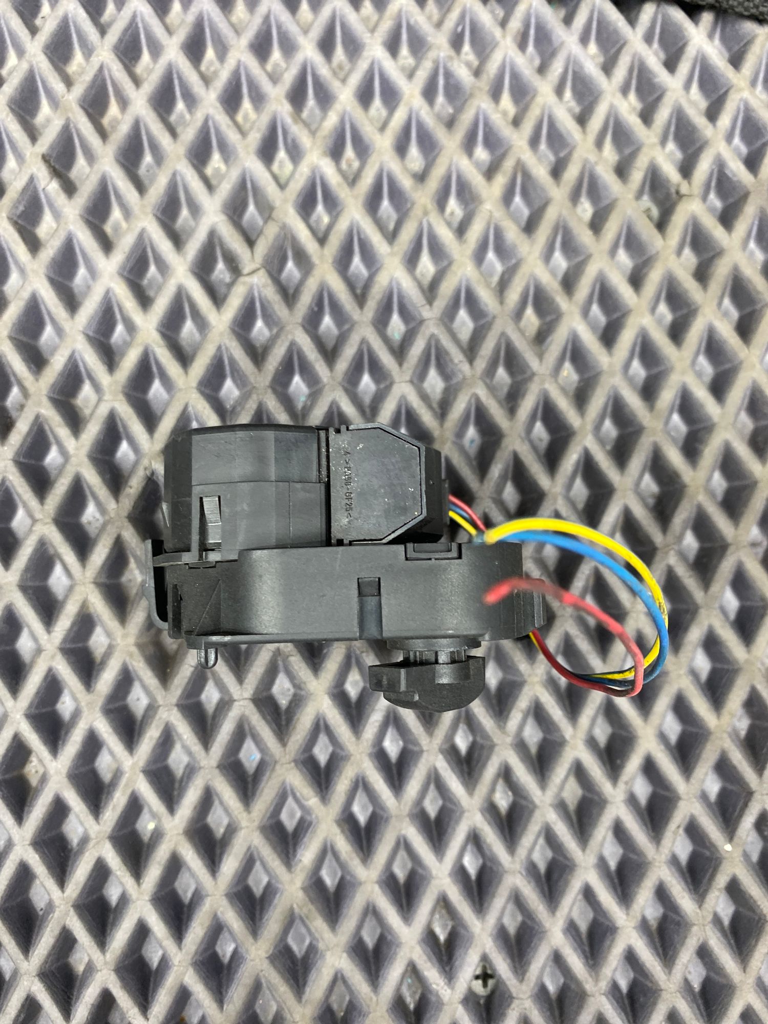 Б/У Сервопривод заслонок отопителя BMW 7-Series 4 дорест. 2001—2005 2003 Черный, 890 рублей, Краснодар