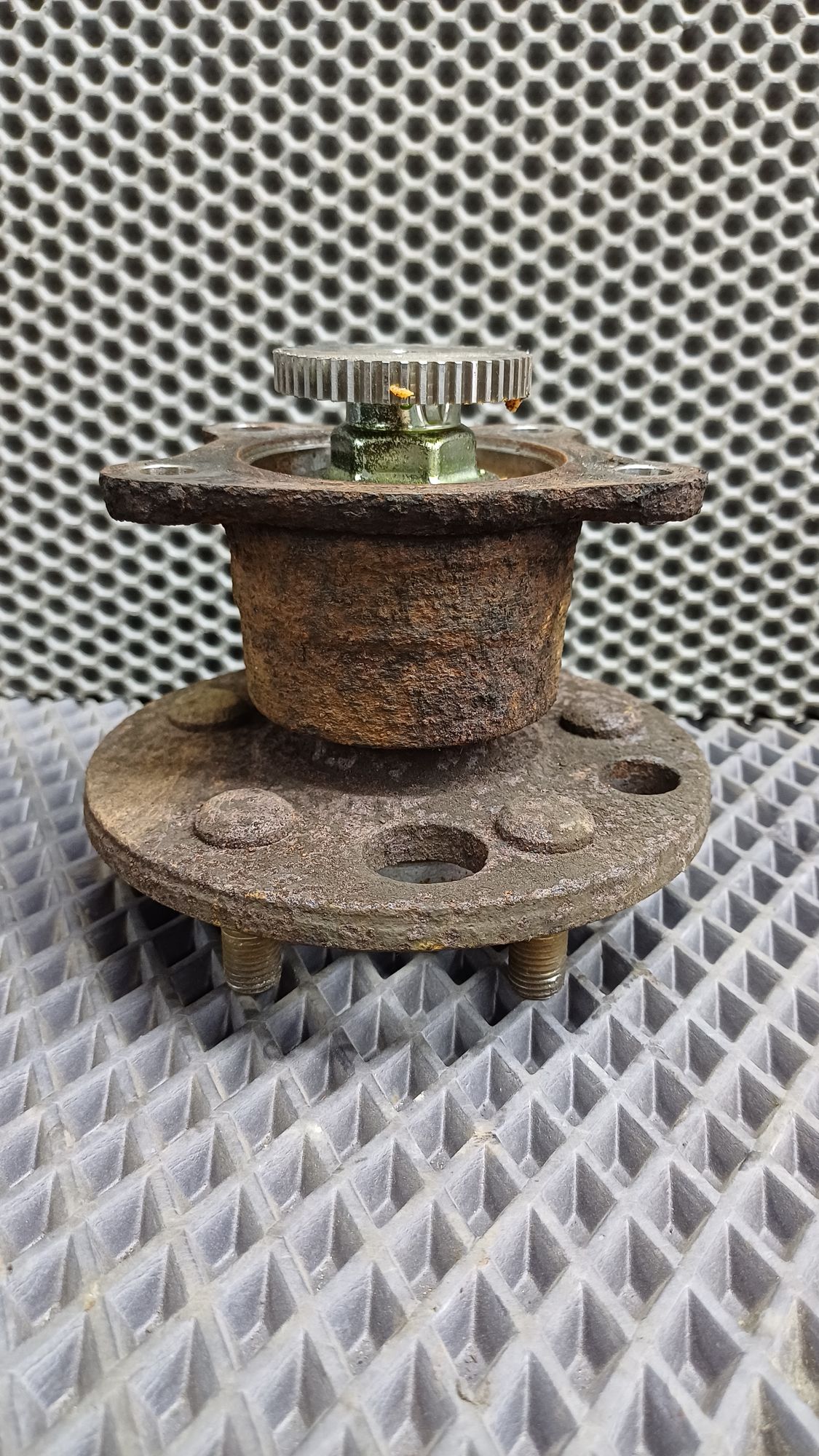 Б/У Ступица задняя левая Toyota CARINA E 6 дорест. 1992—1996 1994 Зеленый, 990 рублей, Краснодар