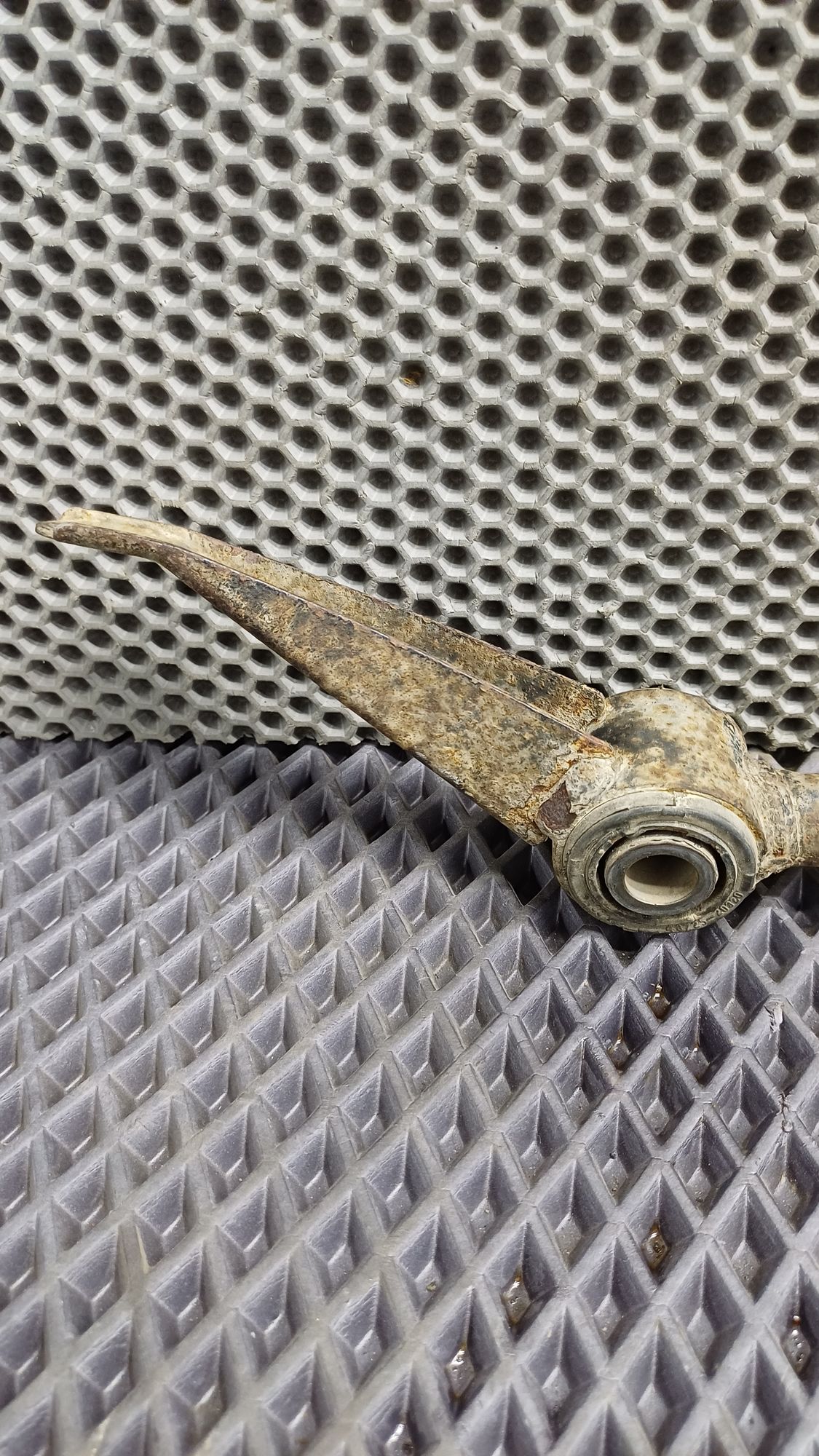 https://ycs.partsauto.market/partsauto-images/thmbs/userImages/c8f07ba63eb5b2f0f6006ea854bf8f7d/part/e364e33c-b6a1-4f6b-abb8-42cccd31e156_1774429474150.jpg