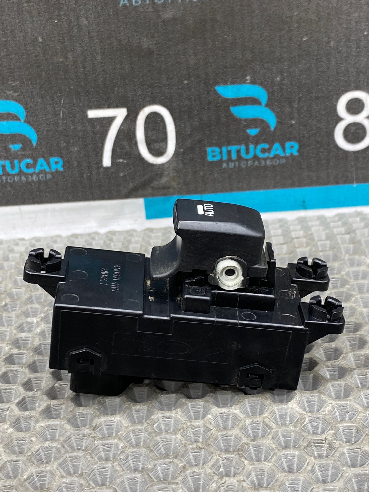https://ycs.partsauto.market/partsauto-images/thmbs/userImages/c8f07ba63eb5b2f0f6006ea854bf8f7d/part/e53f0fc0-059b-4c1f-a213-5b6579efb7a5_1766384358712.jpg