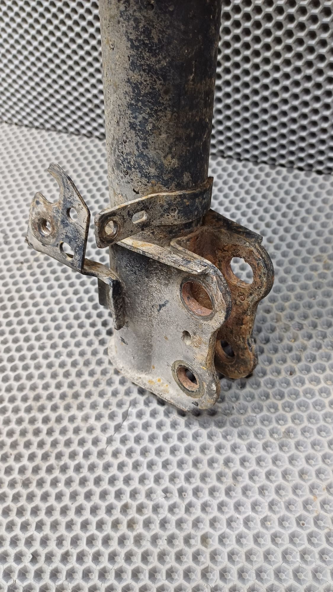 Б/У Стойка амортизатора передняя левая Toyota CARINA E 6 дорест. 1992—1996 1994 Зеленый, 2990 рублей, Краснодар