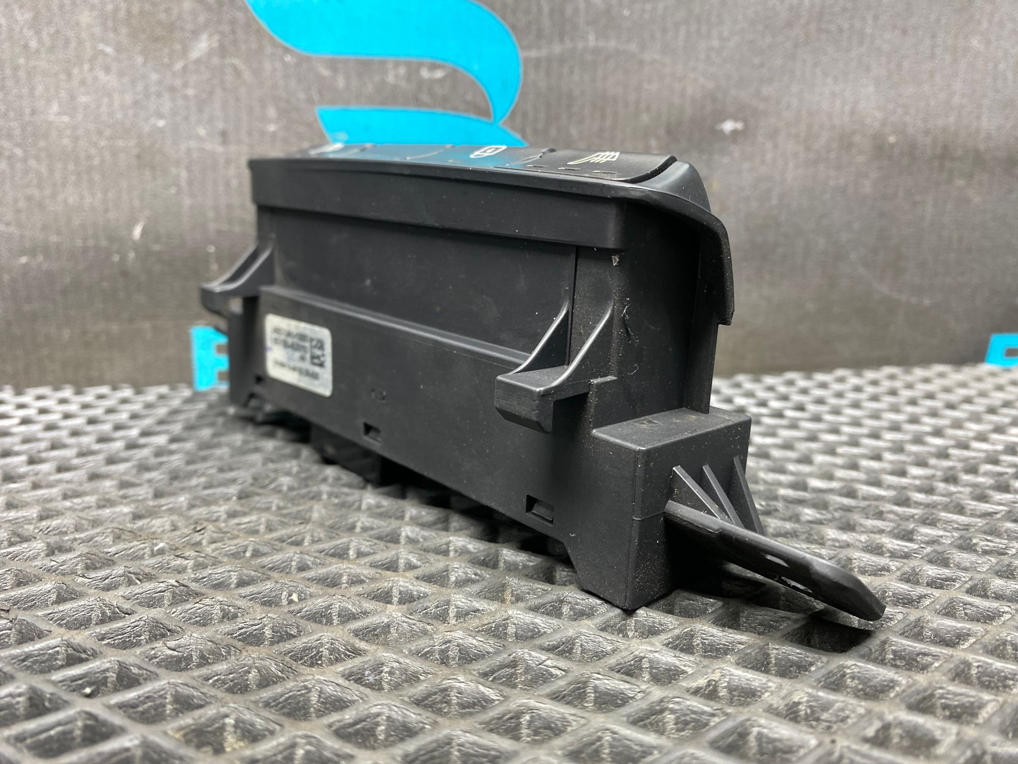 https://ycs.partsauto.market/partsauto-images/thmbs/userImages/c8f07ba63eb5b2f0f6006ea854bf8f7d/part/f6360705-b3ec-469f-9c9b-8aa2c7bbcdcd_1777291266623.jpg