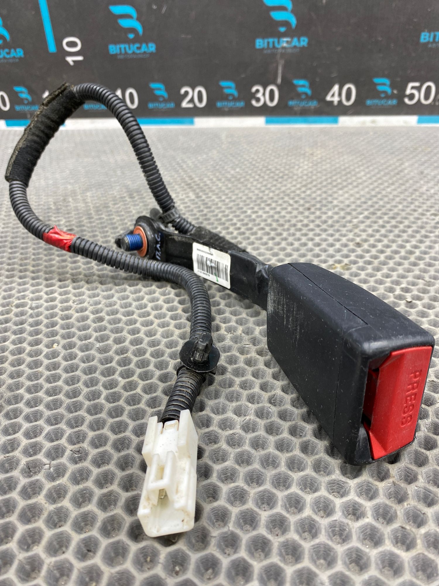 Б/У Замок ремня безопасности передний левый Kia Ceed 2 JD (G4FG) 1.6L MT 2015 Хэтчбек, 2990 рублей, Краснодар