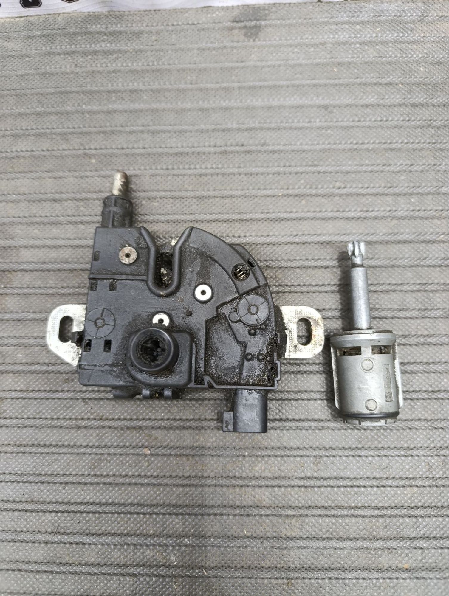 https://ycs.partsauto.market/partsauto-images/thmbs/userImages/cca1856e256b5441544f9aba03b424a6/part/35ec3cc2-f10e-46bd-aebb-3d0cdf09c961_1744565141018.jpg
