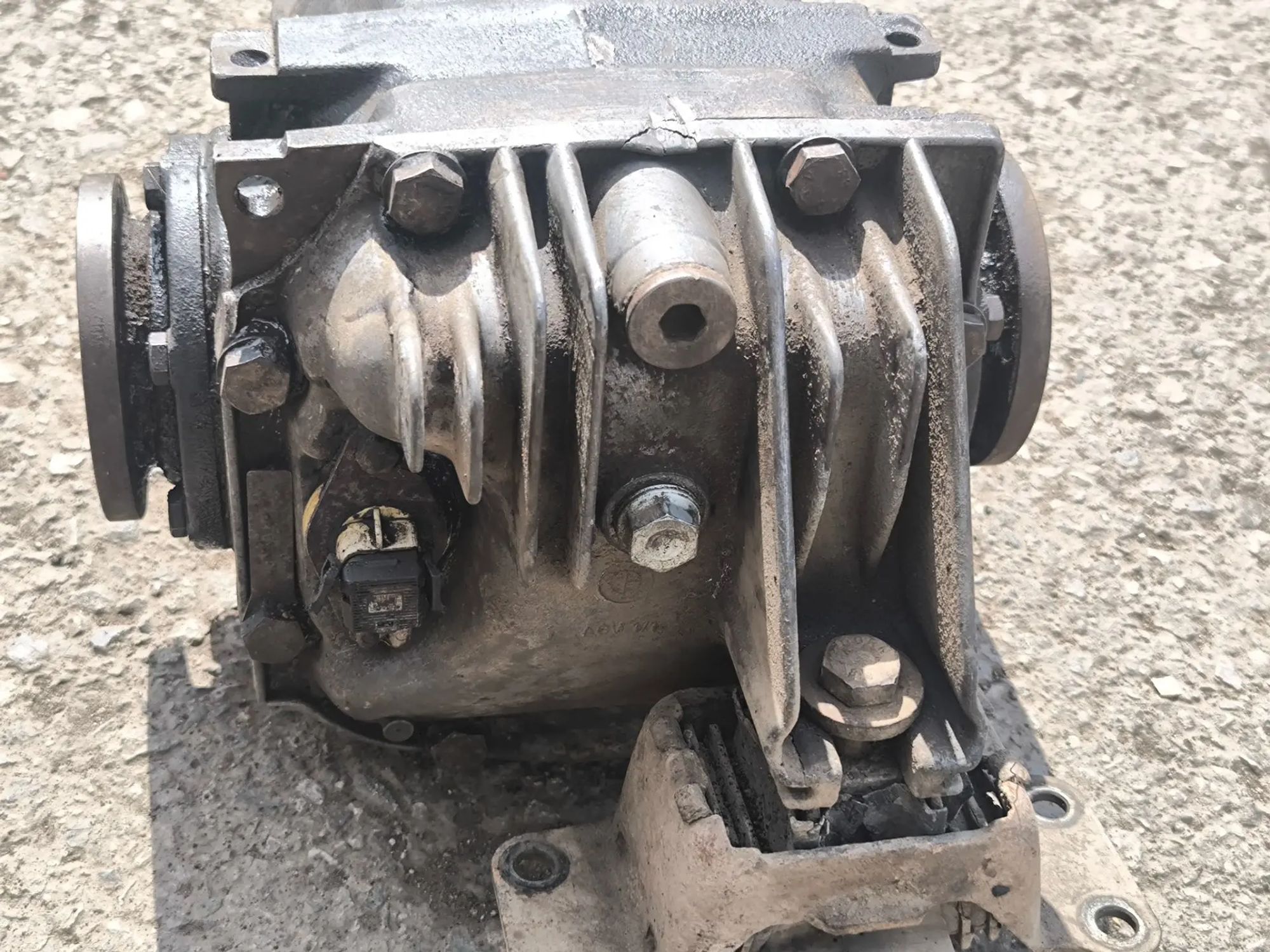 https://ycs.partsauto.market/partsauto-images/thmbs/userImages/d89d66a30f14dbad161fb7a986aa0fe5/part/0bdb4976-ed7f-4a7c-a6af-a99f2dd419e9_1782408019636.jpg