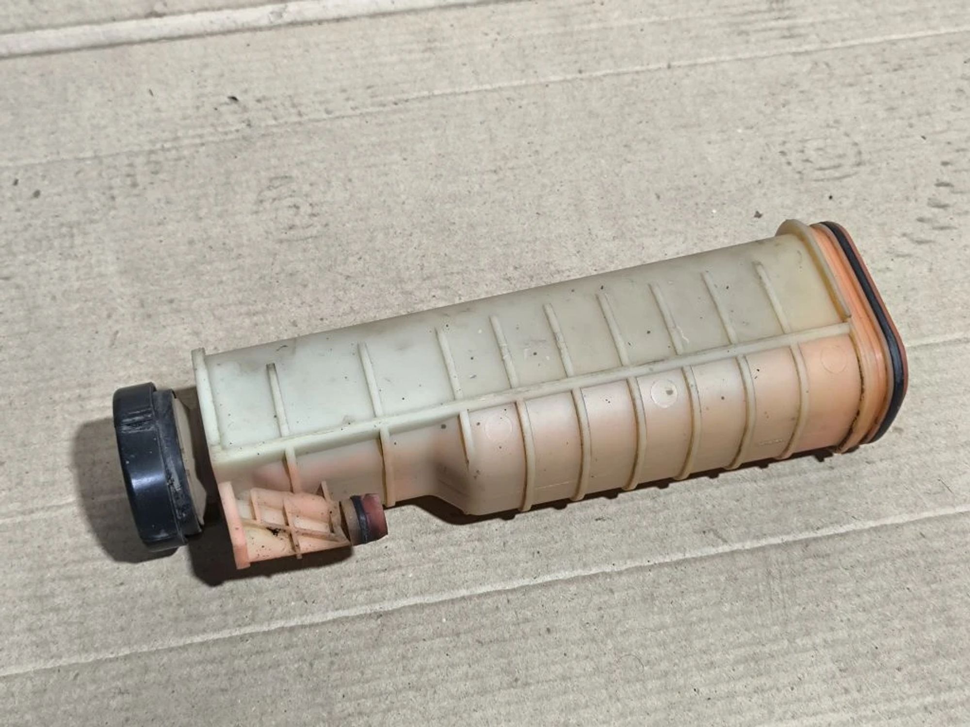 https://ycs.partsauto.market/partsauto-images/thmbs/userImages/d89d66a30f14dbad161fb7a986aa0fe5/part/128e82ec-b470-46b4-8a55-5ca33512343b_1781003391163.jpg
