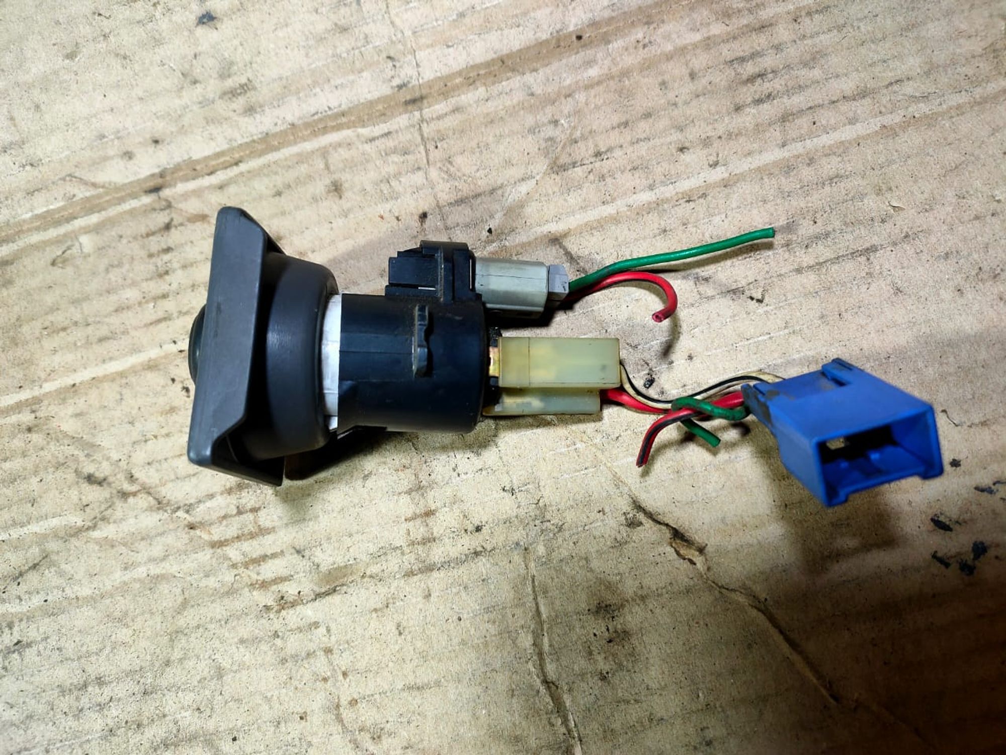 https://ycs.partsauto.market/partsauto-images/thmbs/userImages/d89d66a30f14dbad161fb7a986aa0fe5/part/1d9673d8-5097-4e78-a1ab-67ebc3f7558a_1718214550062.jpg