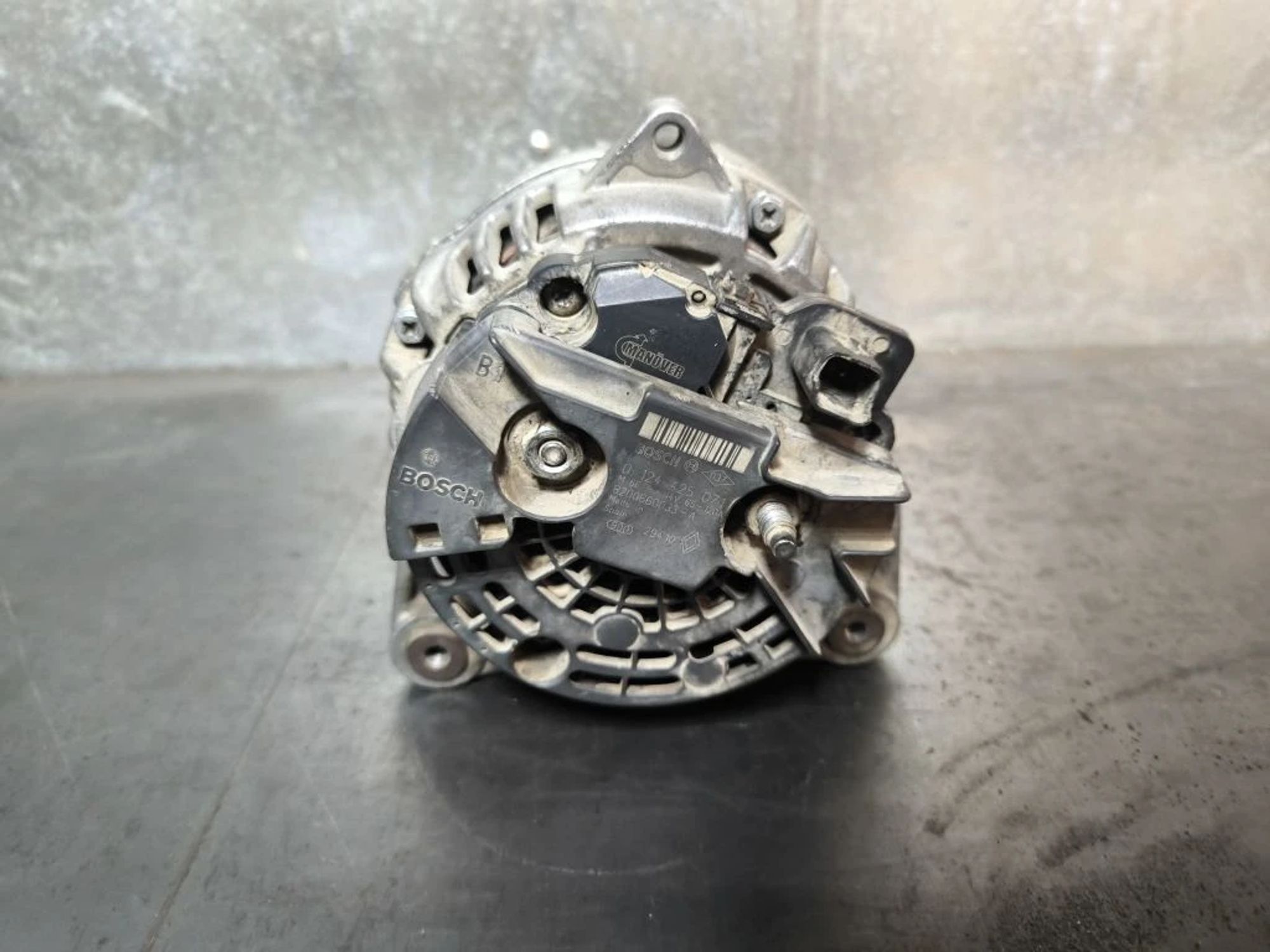 https://ycs.partsauto.market/partsauto-images/thmbs/userImages/d89d66a30f14dbad161fb7a986aa0fe5/part/214f1883-33e2-43ec-90fb-eb9c8c57e827_1778238813327.jpg