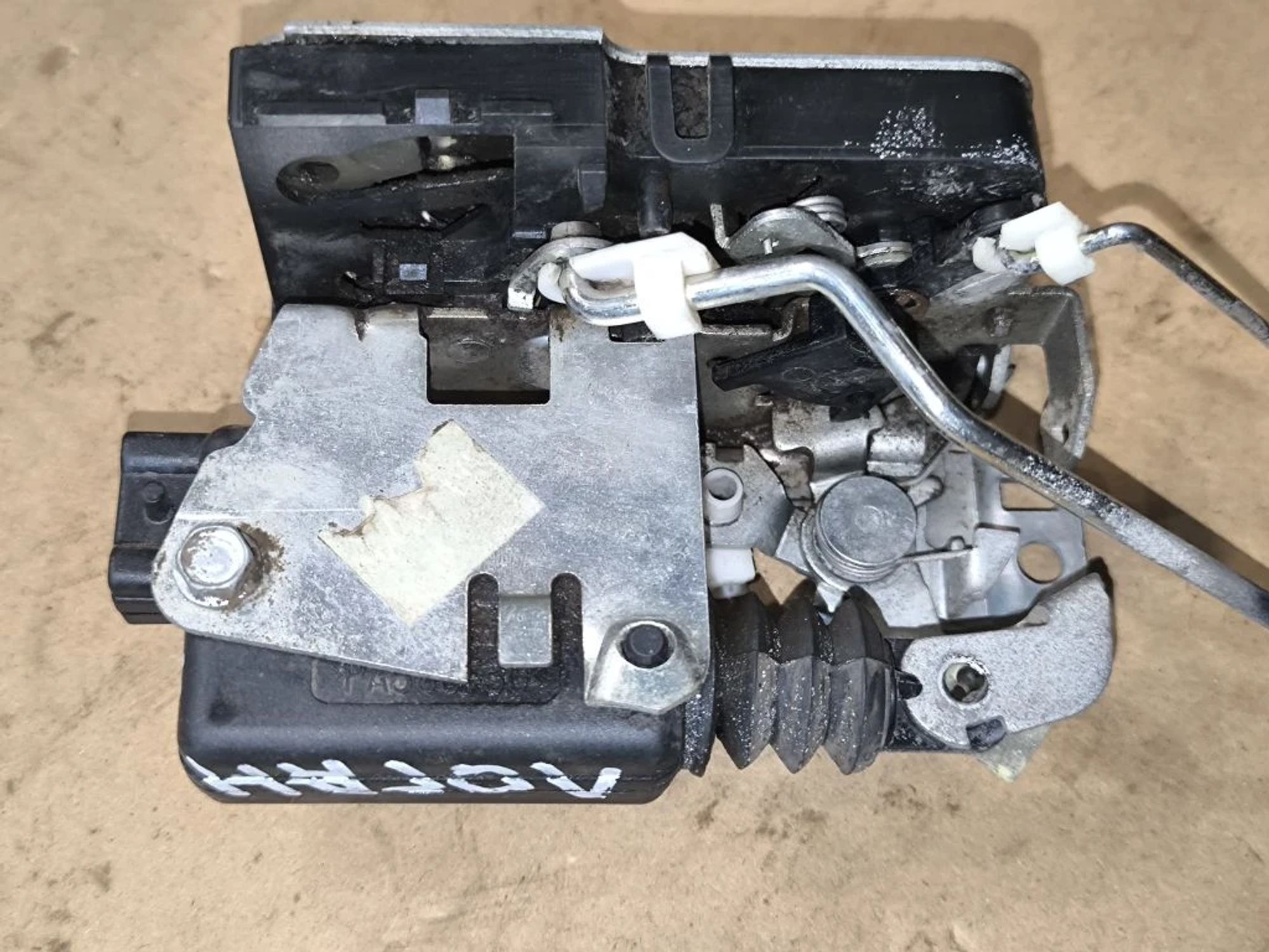 https://ycs.partsauto.market/partsauto-images/thmbs/userImages/d89d66a30f14dbad161fb7a986aa0fe5/part/24f954e2-d4d0-4cb0-bdae-8a4eaa2b36d9_1777370058299.jpg