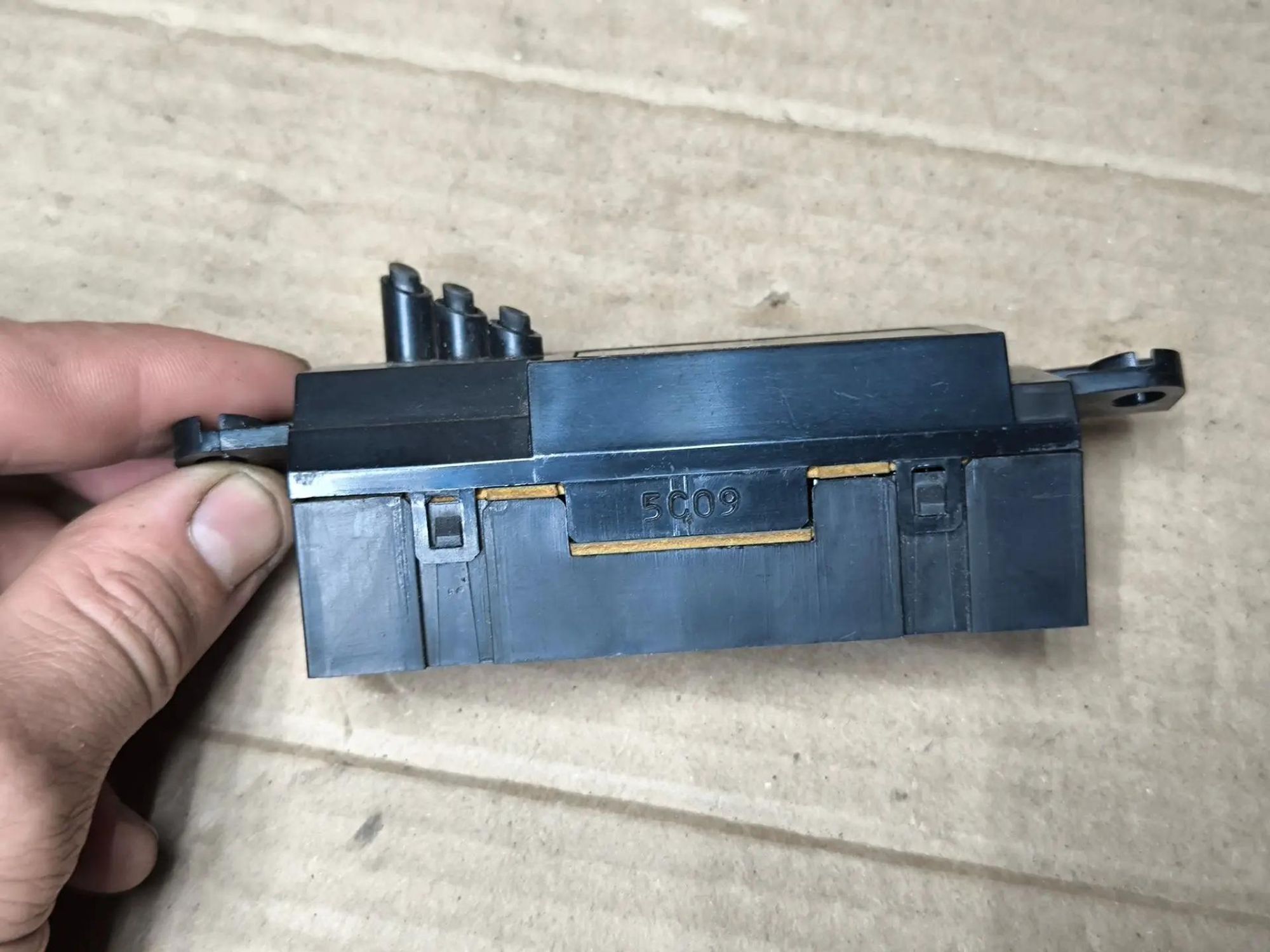 https://ycs.partsauto.market/partsauto-images/thmbs/userImages/d89d66a30f14dbad161fb7a986aa0fe5/part/2a1fb421-5949-45d8-ada1-12c465dcc043_1786285343848.jpg