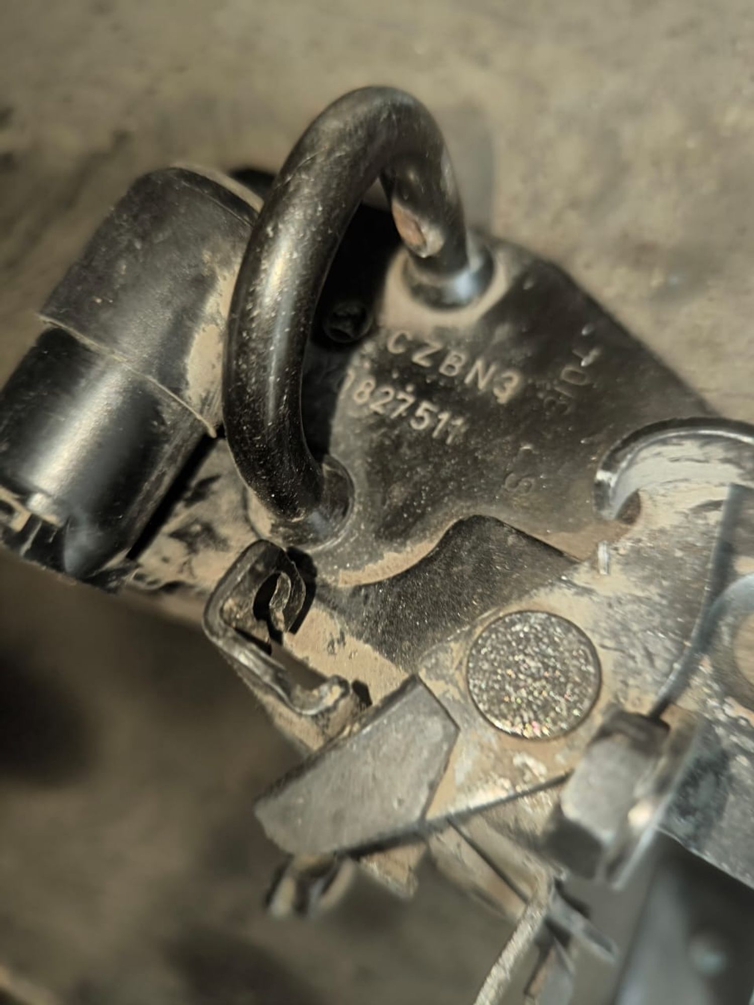 https://ycs.partsauto.market/partsauto-images/thmbs/userImages/d89d66a30f14dbad161fb7a986aa0fe5/part/46171149-b803-473c-8479-55836bb756a2_1748692990334.jpg