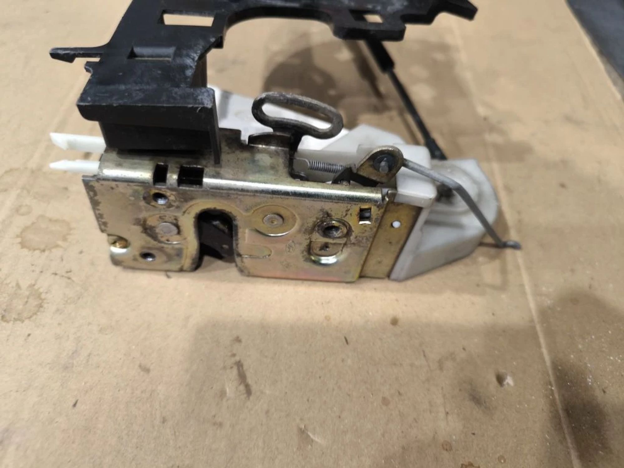 https://ycs.partsauto.market/partsauto-images/thmbs/userImages/d89d66a30f14dbad161fb7a986aa0fe5/part/608723b0-6e52-436c-8294-9c0b0fc655c6_1776922394014.jpg