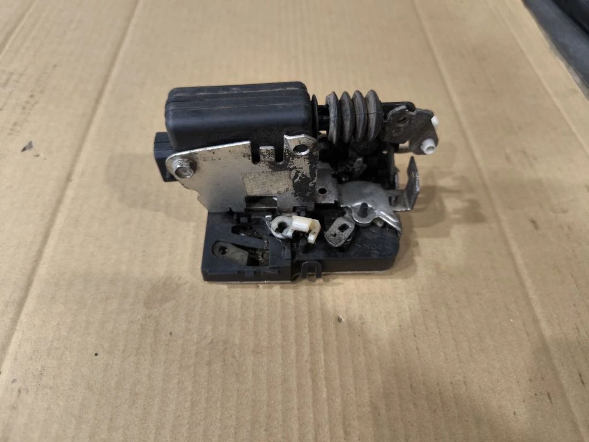 https://ycs.partsauto.market/partsauto-images/thmbs/userImages/d89d66a30f14dbad161fb7a986aa0fe5/part/82f022df-e6bd-4a85-a174-a698d40faa5f_1777884072365.jpg