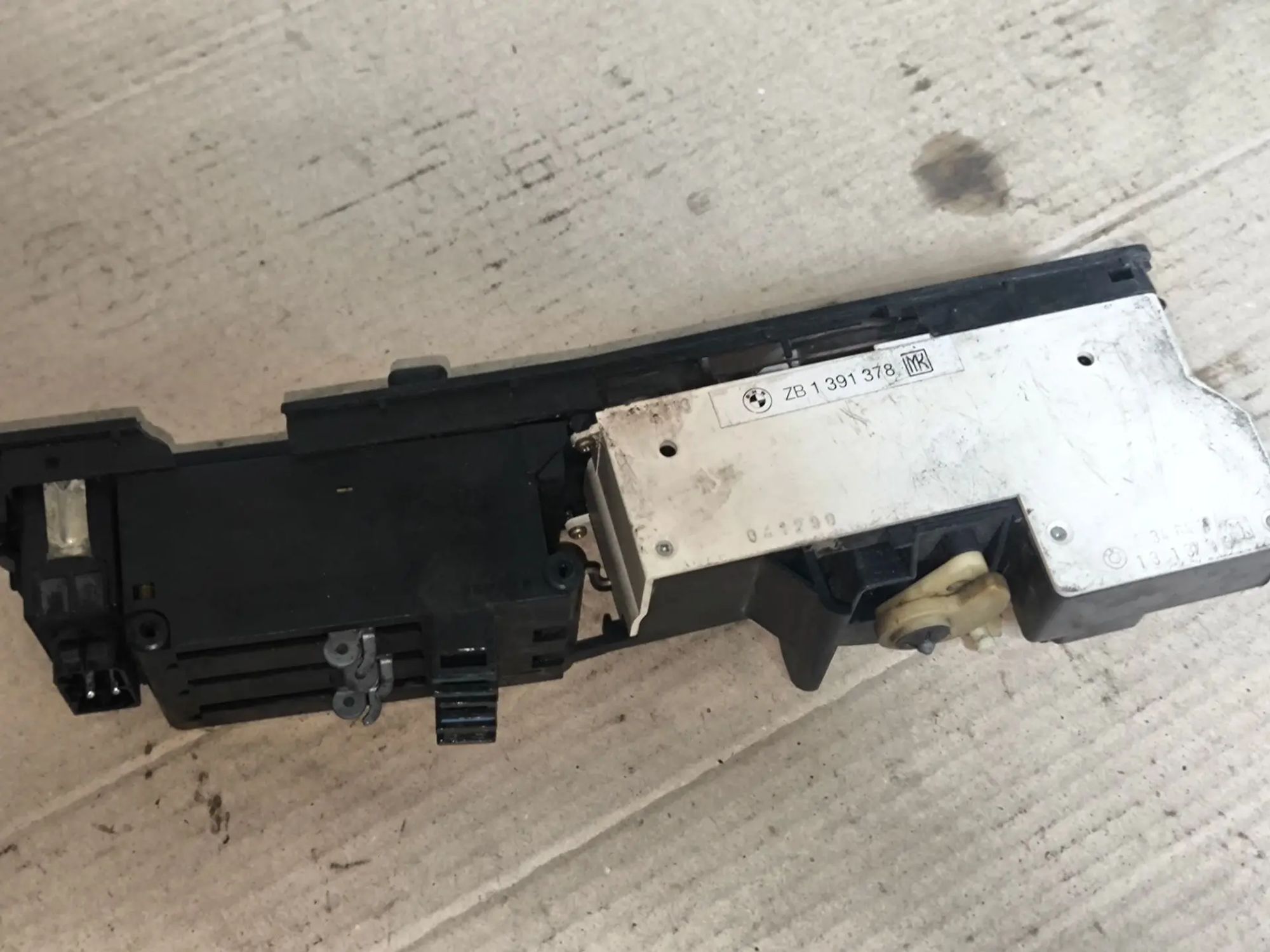 https://ycs.partsauto.market/partsauto-images/thmbs/userImages/d89d66a30f14dbad161fb7a986aa0fe5/part/8ae003a8-ad01-49ac-9244-d0982c8661cd_1781677017325.jpg