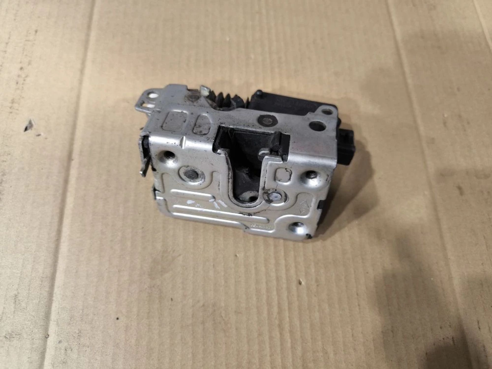 https://ycs.partsauto.market/partsauto-images/thmbs/userImages/d89d66a30f14dbad161fb7a986aa0fe5/part/8ddbe2e8-5462-491e-9f00-4e3a1daea422_1777884069893.jpg