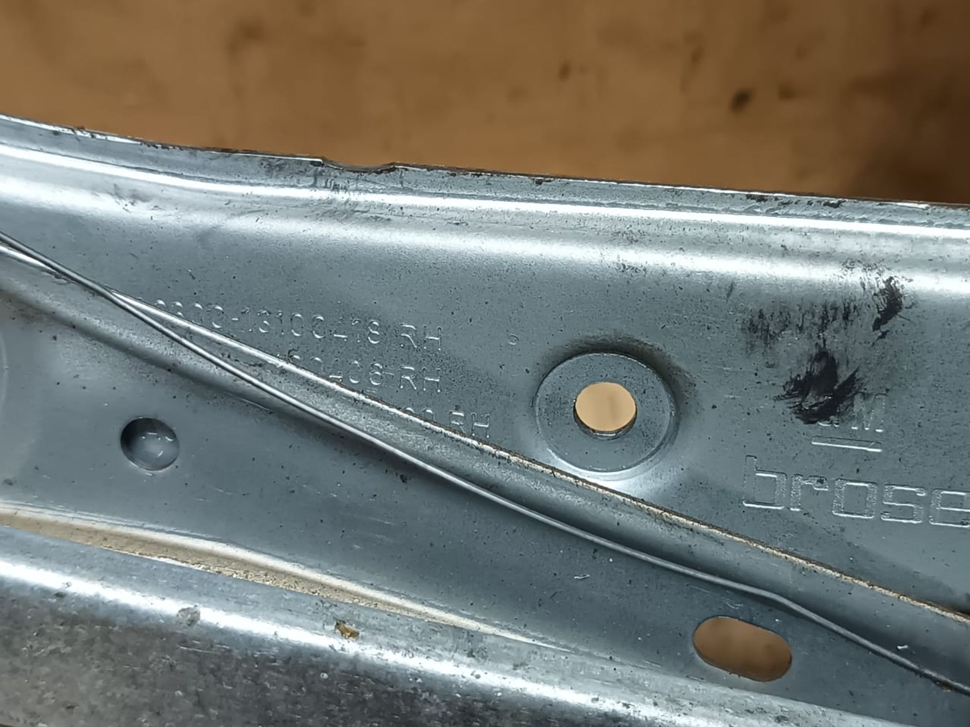 https://ycs.partsauto.market/partsauto-images/thmbs/userImages/d89d66a30f14dbad161fb7a986aa0fe5/part/926959b2-6dd2-4883-b150-33545aad678a_1740747148573.jpg