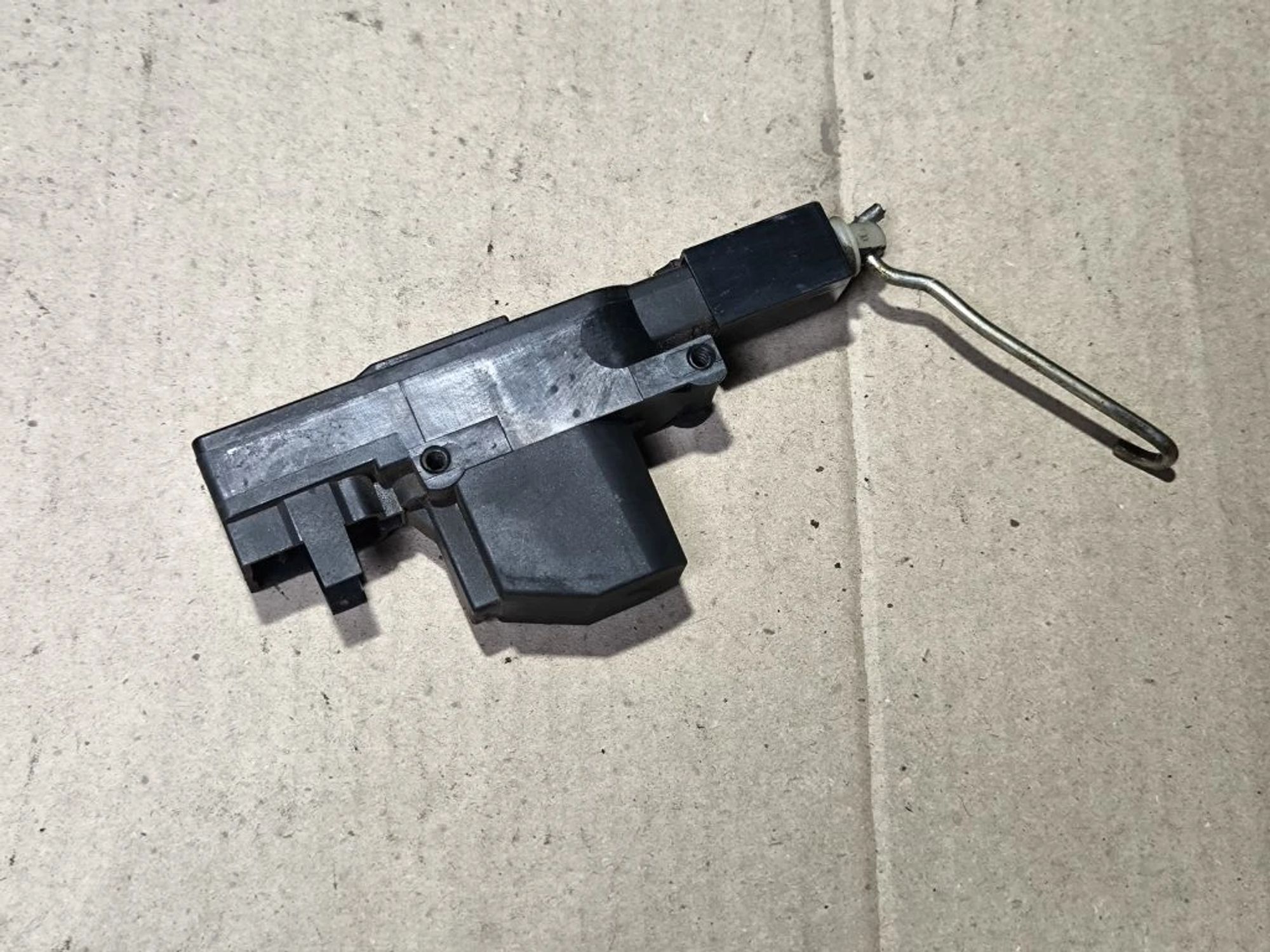 https://ycs.partsauto.market/partsauto-images/thmbs/userImages/d89d66a30f14dbad161fb7a986aa0fe5/part/e70456a3-9d96-4023-9e19-ab97013275e0_1780573980145.jpg