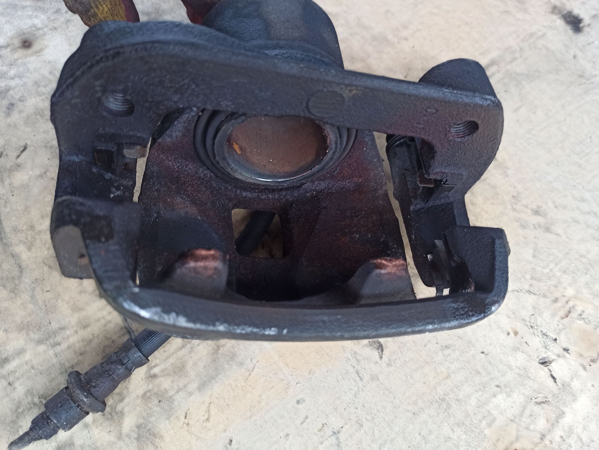 Суппорт  передний правый Toyota Mark 2 gx90, 2000 рублей, Ленина