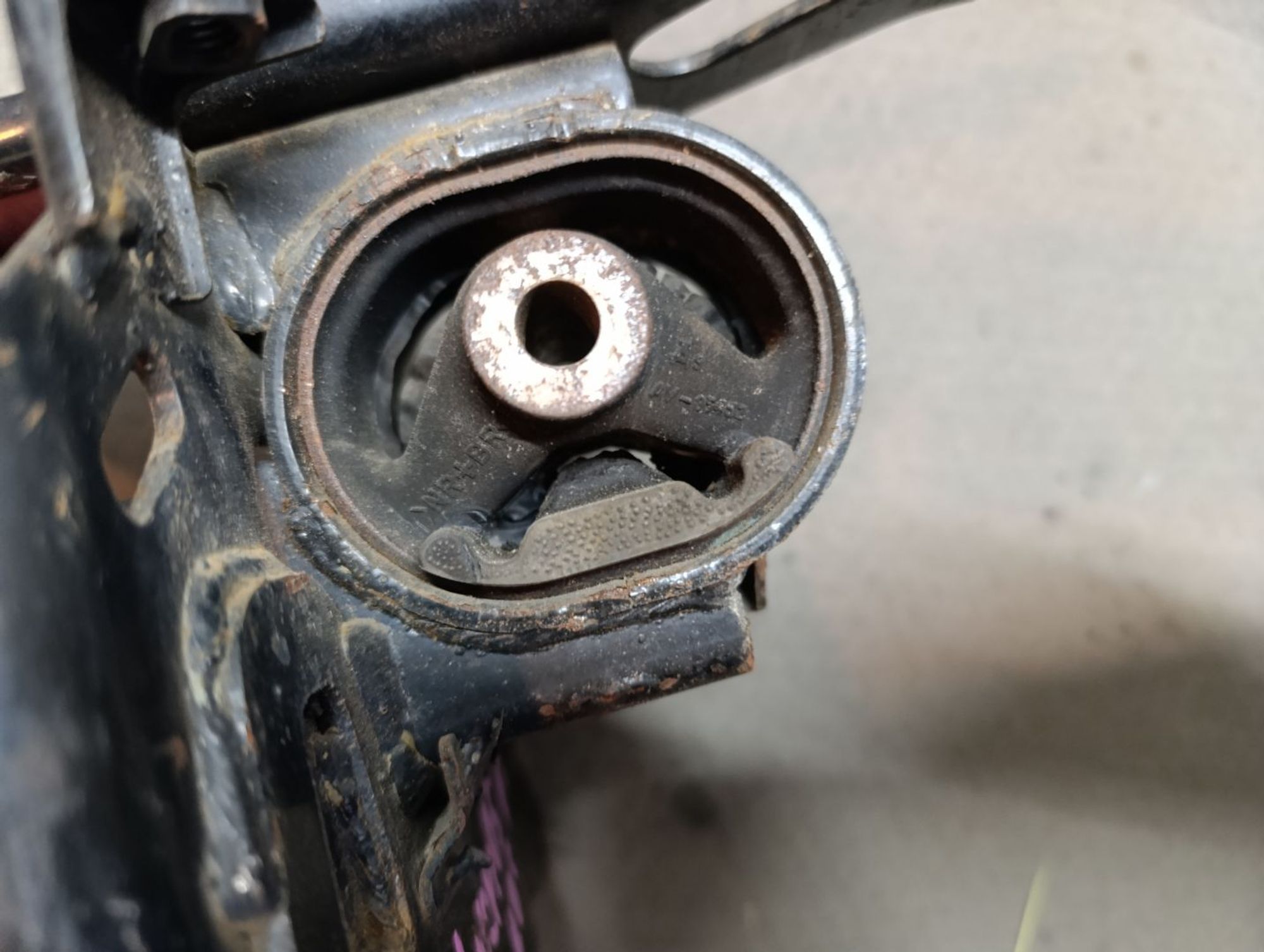 Подушка двигателя левая Toyota Ractis Ncp105, 400 рублей, Ленина