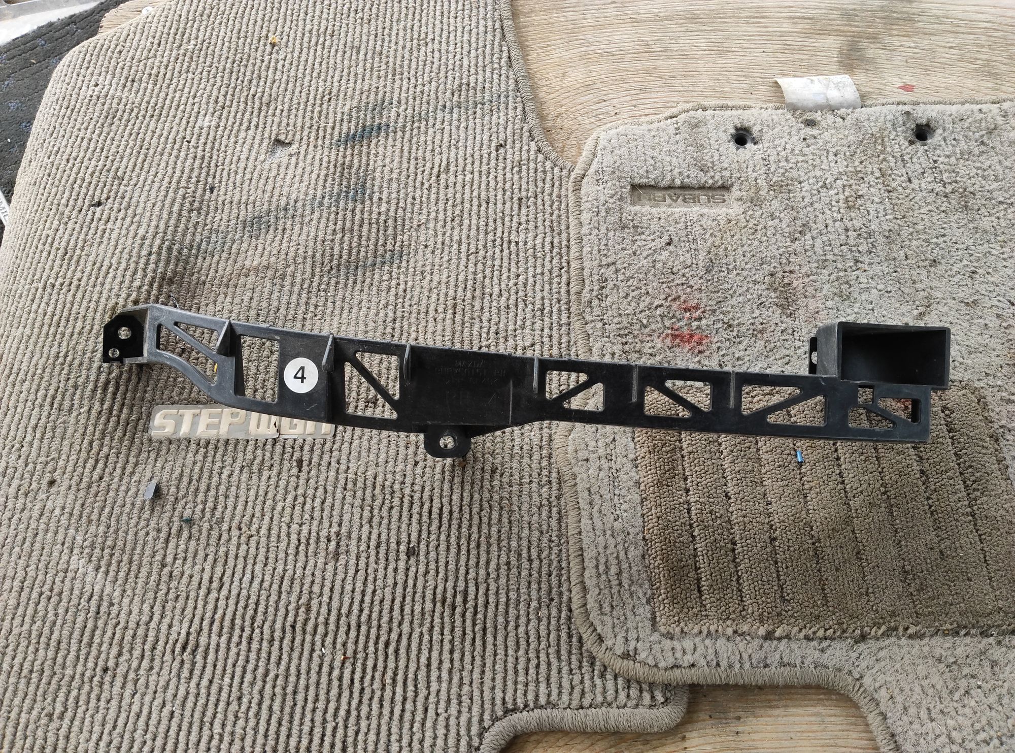 Кронштейн фары mazda 3 bk правый, 400 рублей, Ленина