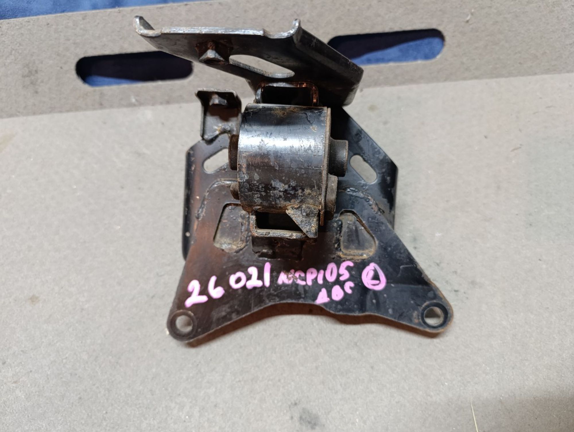 Подушка двигателя левая Toyota Ractis Ncp105, 400 рублей, Ленина