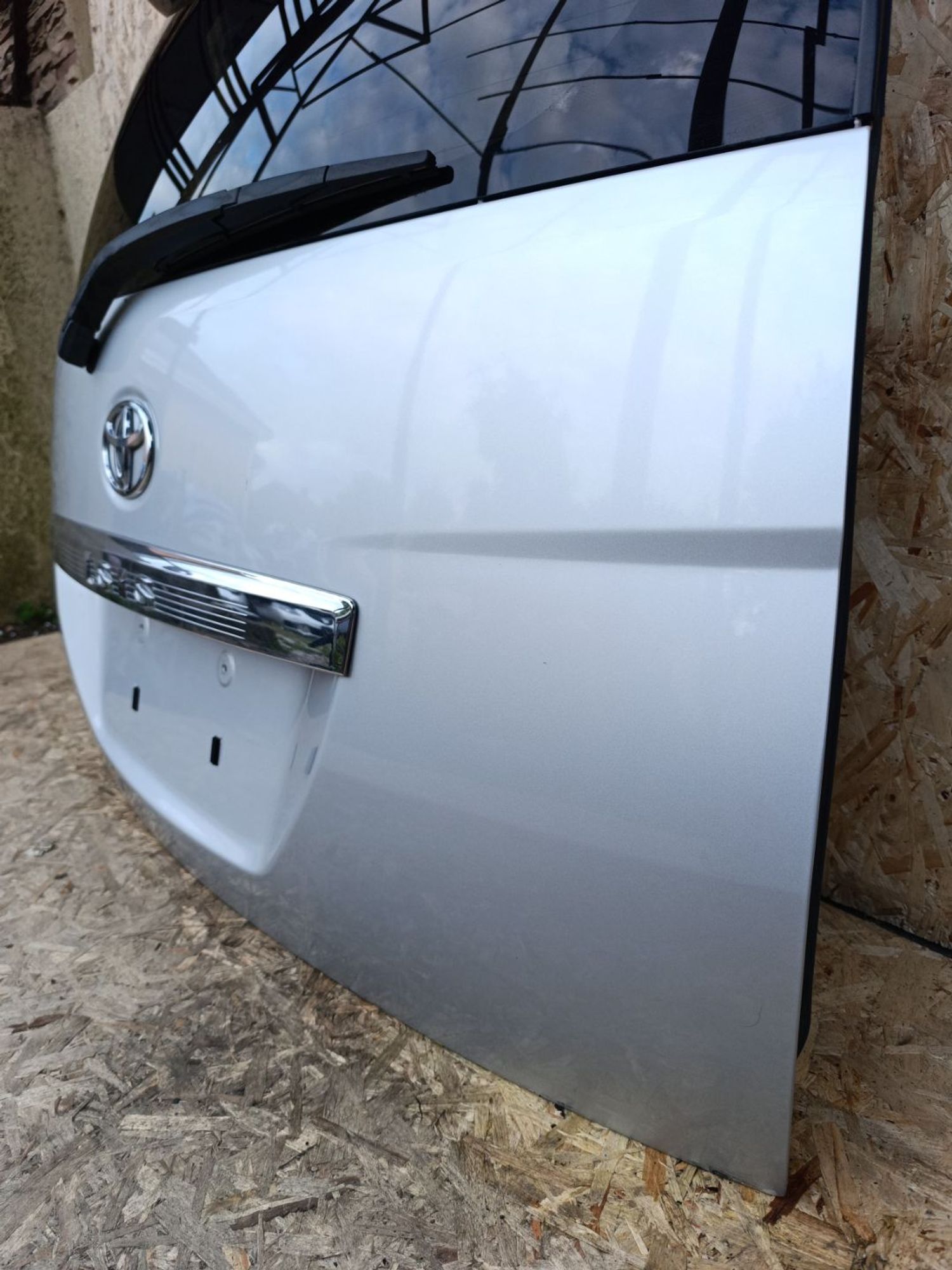 Крышка багажника Toyota Isis znm10, 22000 рублей, Ленина