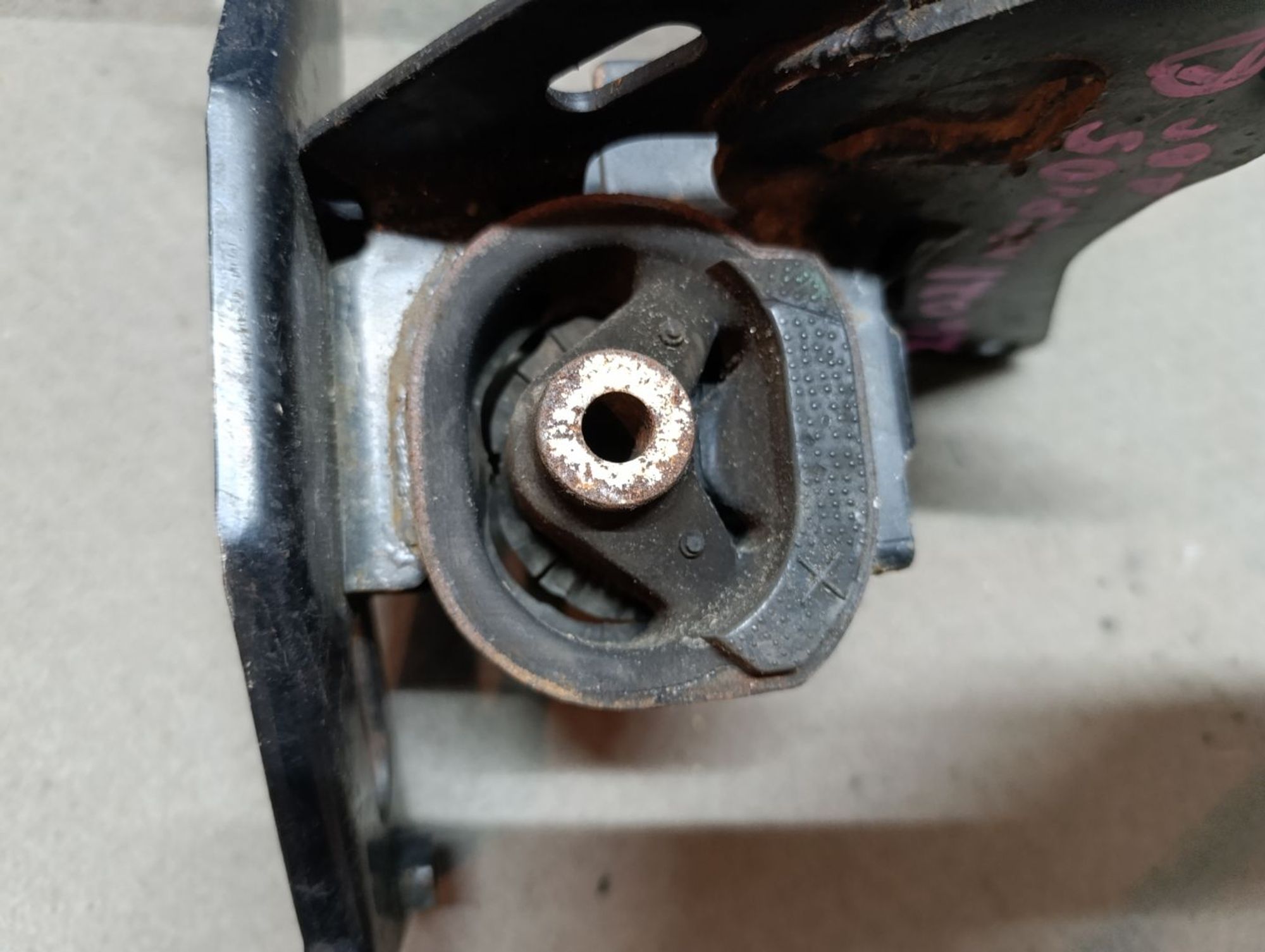 Подушка двигателя левая Toyota Ractis Ncp105, 400 рублей, Ленина