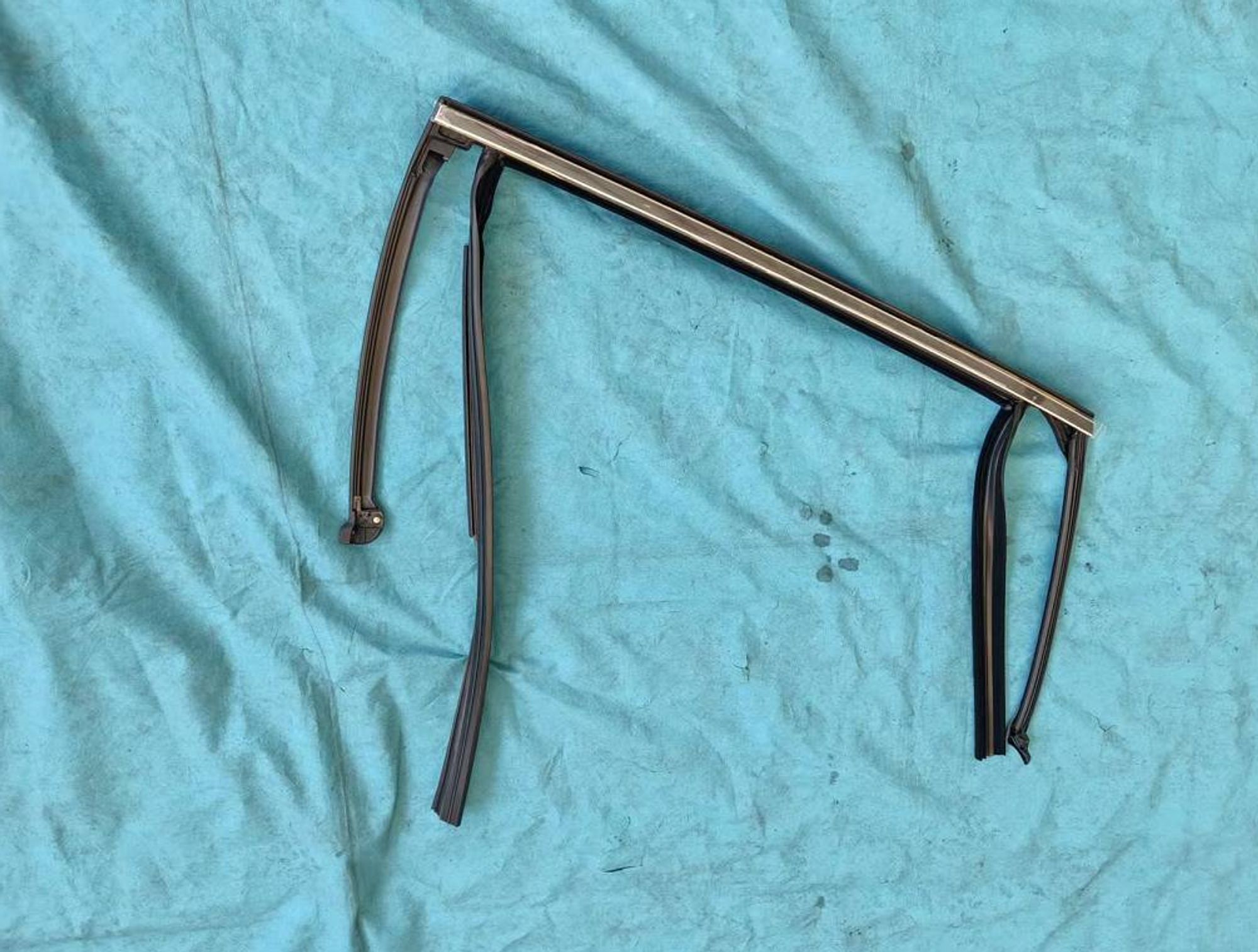 УПЛОТНИТЕЛЬ СТЕКЛА ДВЕРИ ЗАД ЛЕВ НАРУЖ /KX-11/, 4736 рублей, Сургут