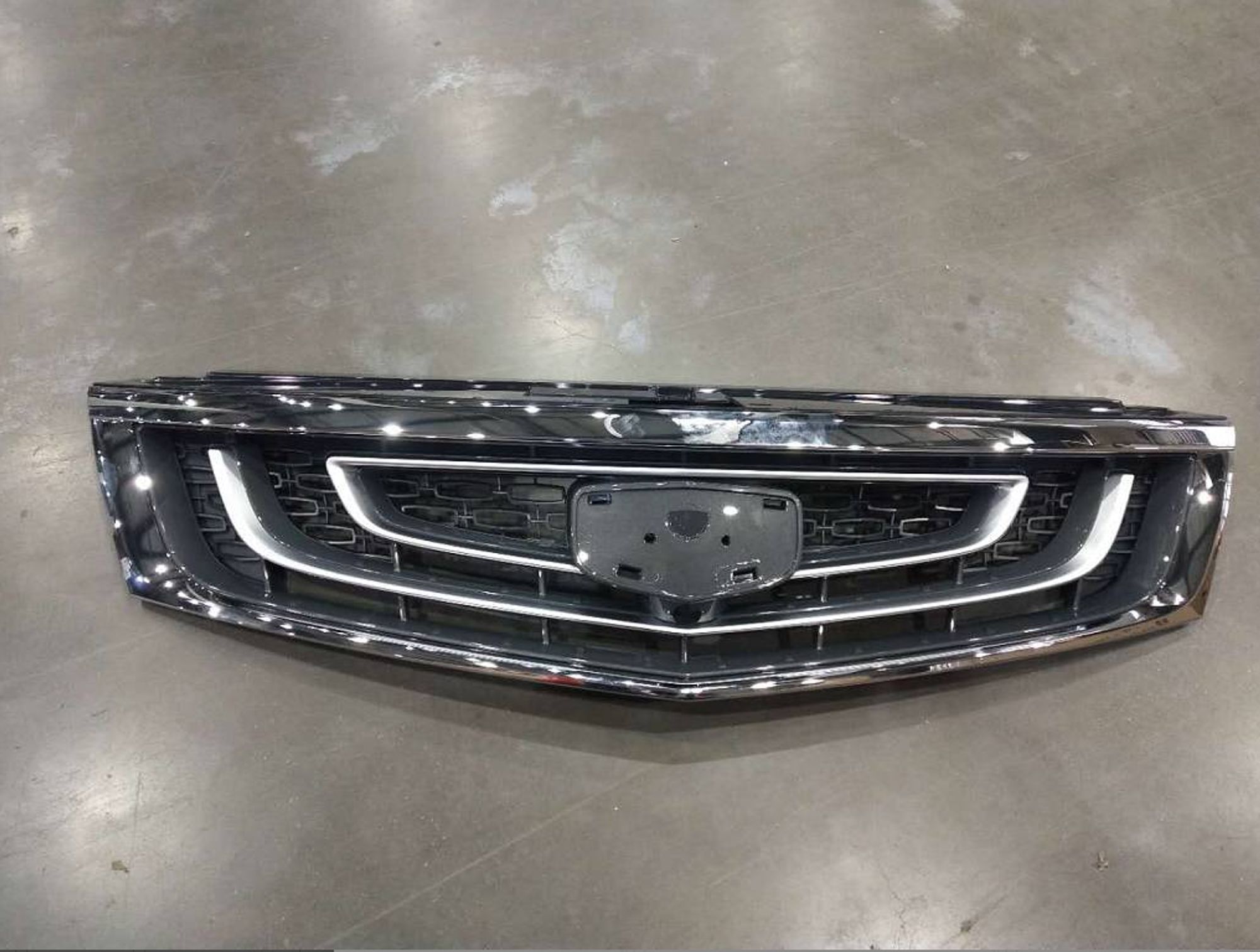 Решетка радиатора с отверстием под камеру NL3, 46243 рублей, Сургут