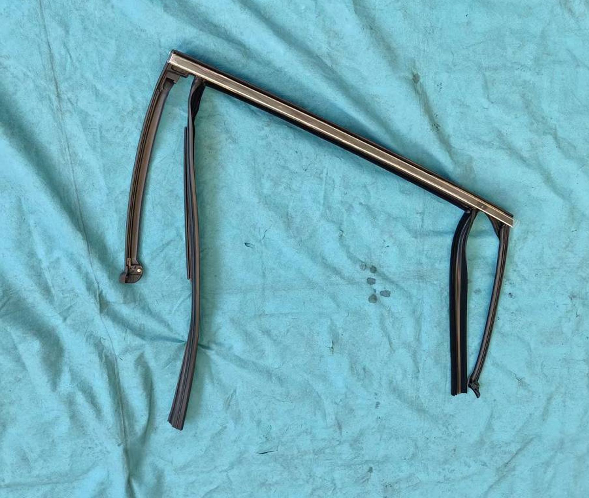 УПЛОТНИТЕЛЬ-РАМКА ЗАДНЕГО ЛЕВОГО СТЕКЛА /KX-11/, 10478 рублей, Сургут