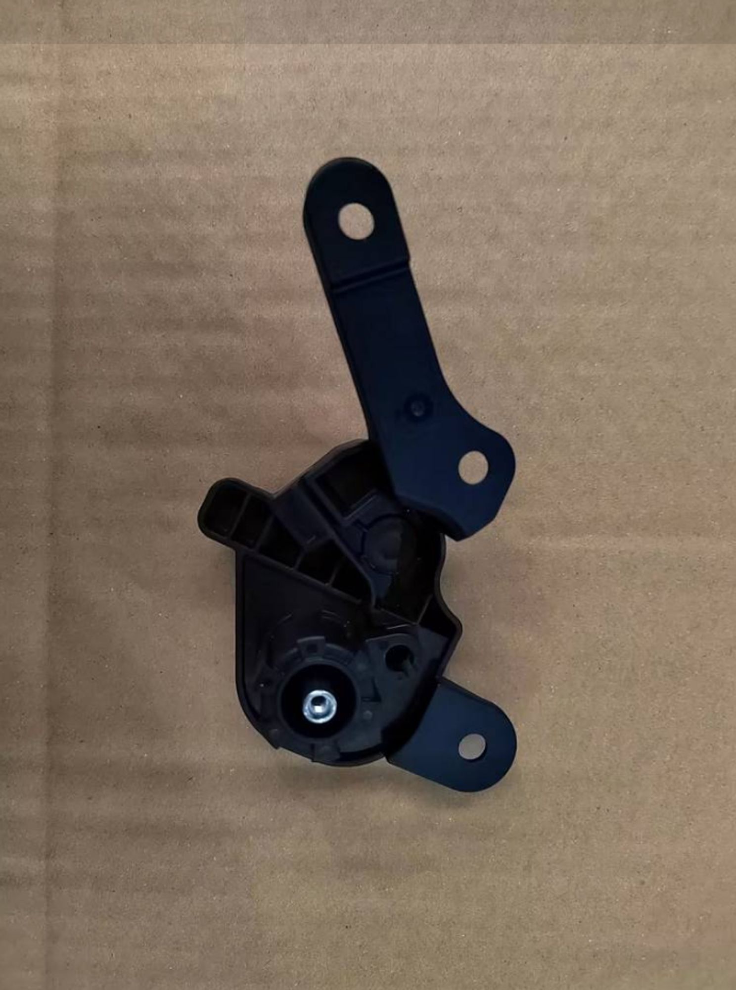 КРОНШТЕЙН КРЕПЛЕНИЯ РУЧКИ ЗАМКА КАПОТА ДВИГАТЕЛЯ /KX-11/, 973 рублей, Сургут