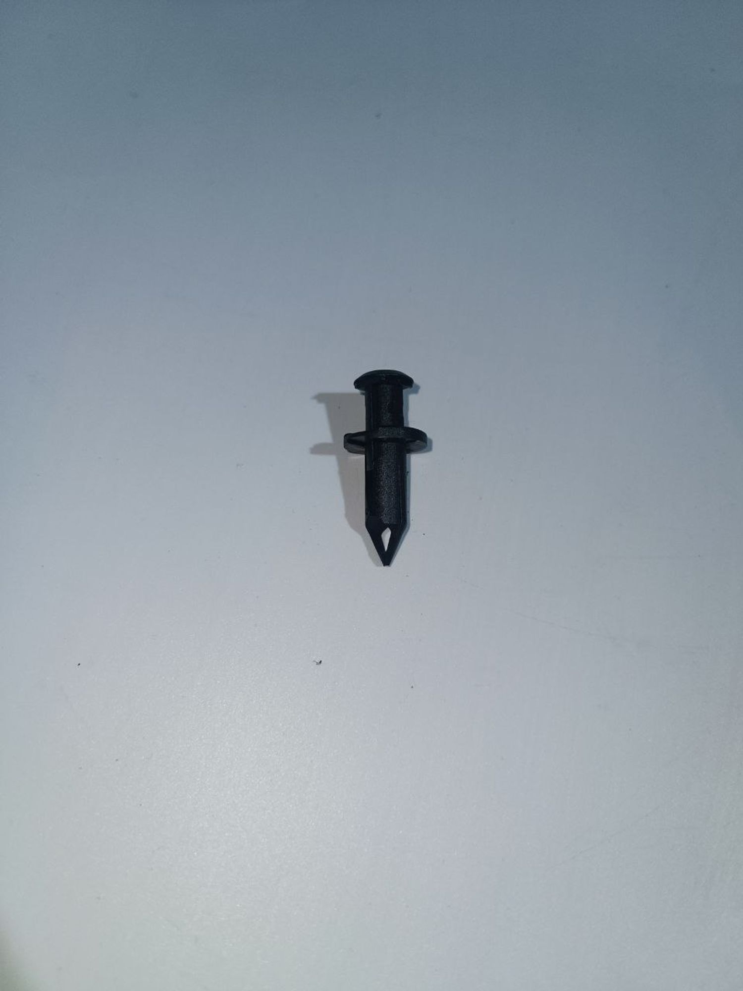 Клипса пластмассовая, 15 рублей, Сургут