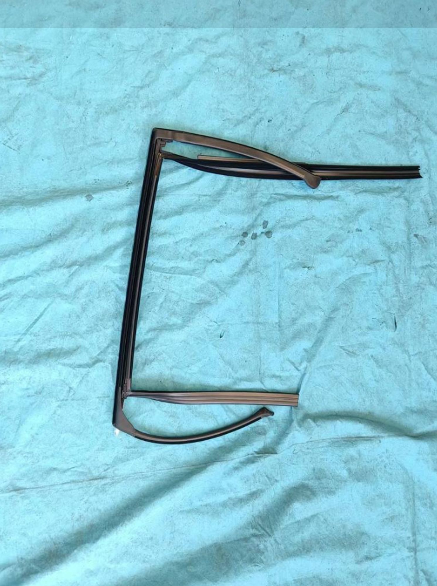 УПЛОТНИТЕЛЬ СТЕКЛА ДВЕРИ ЗАД ЛЕВ НАРУЖ /KX-11/, 4736 рублей, Сургут