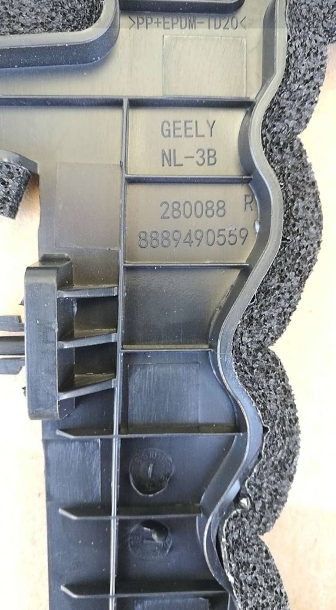 ДЕФЛЕКТОР РАДИАТОРА ПЕРЕДНИЙ ПРАВЫЙ, 858 рублей, Сургут